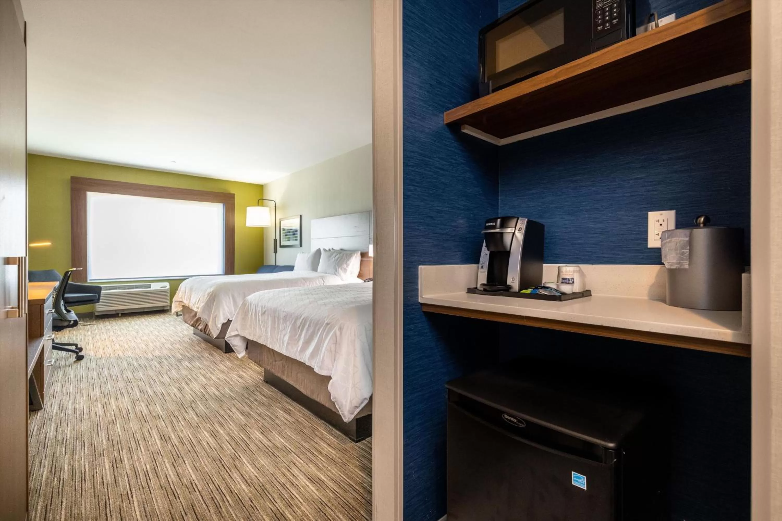 Photo of the whole room, Bed in Holiday Inn Express & Suites - San Jose Silicon Valley by IHG