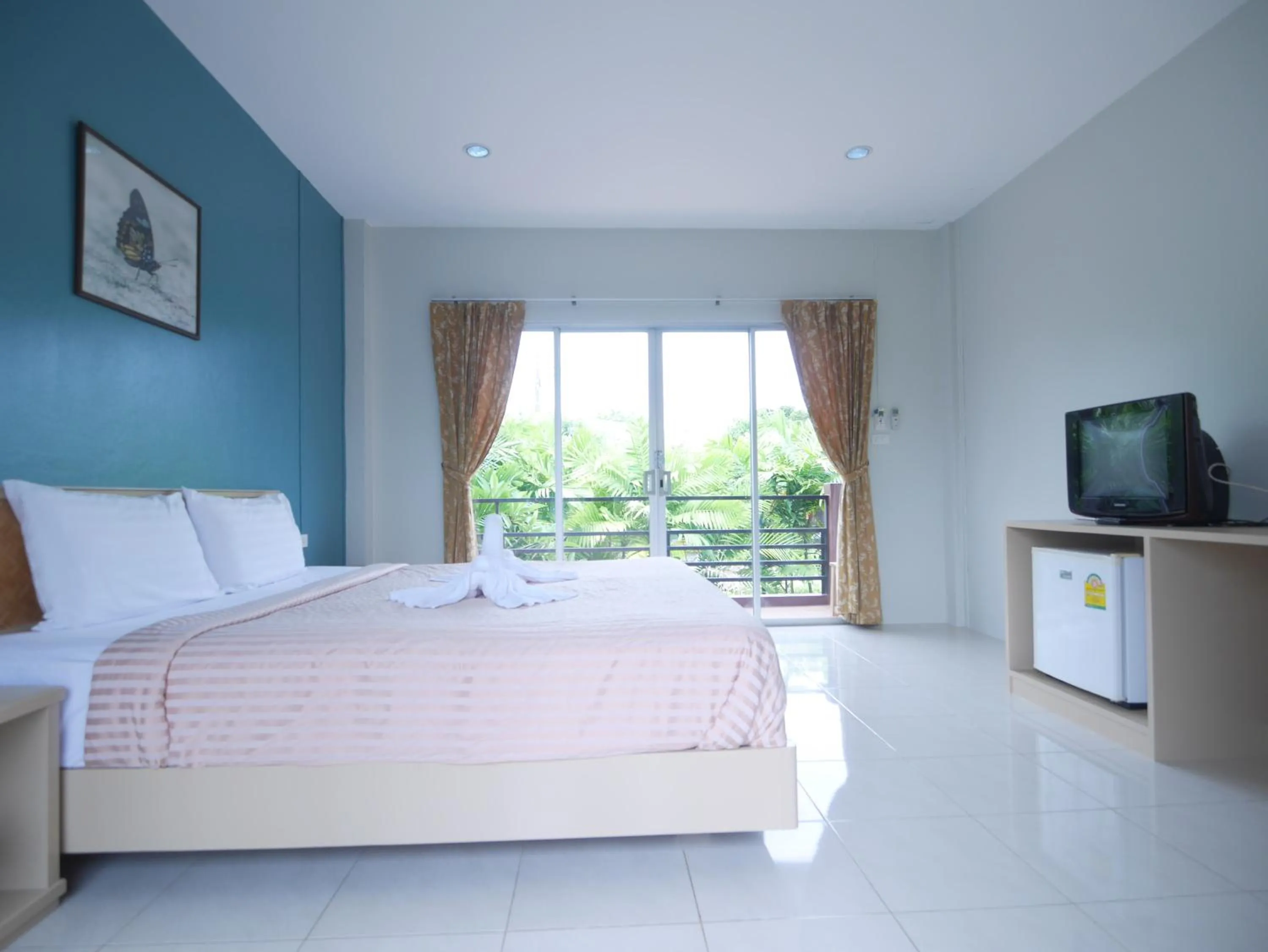 Photo of the whole room, Bed in Forest Bungalows & Mama's Restaurant