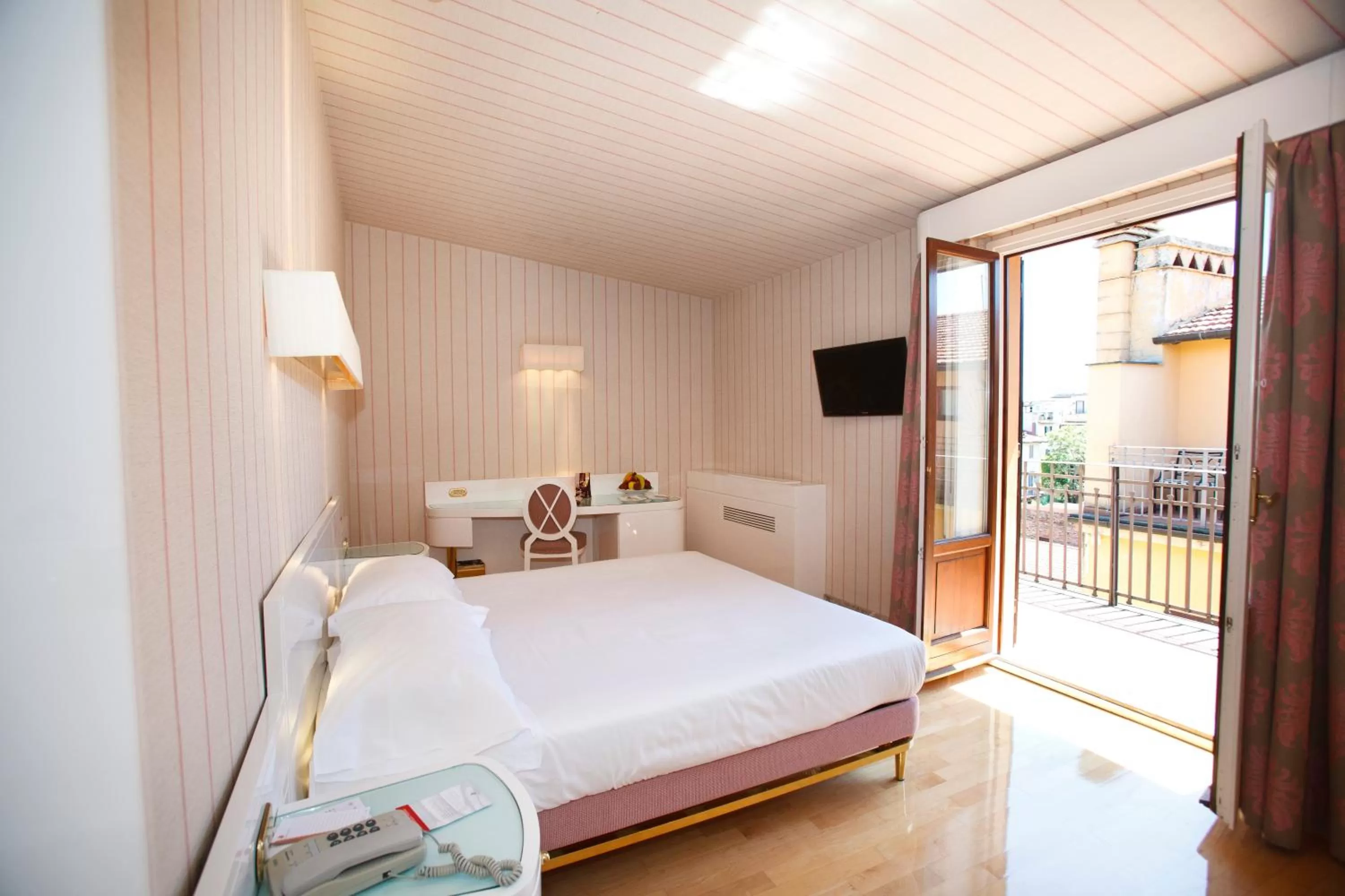 Photo of the whole room, Bed in Hotel Albani Firenze