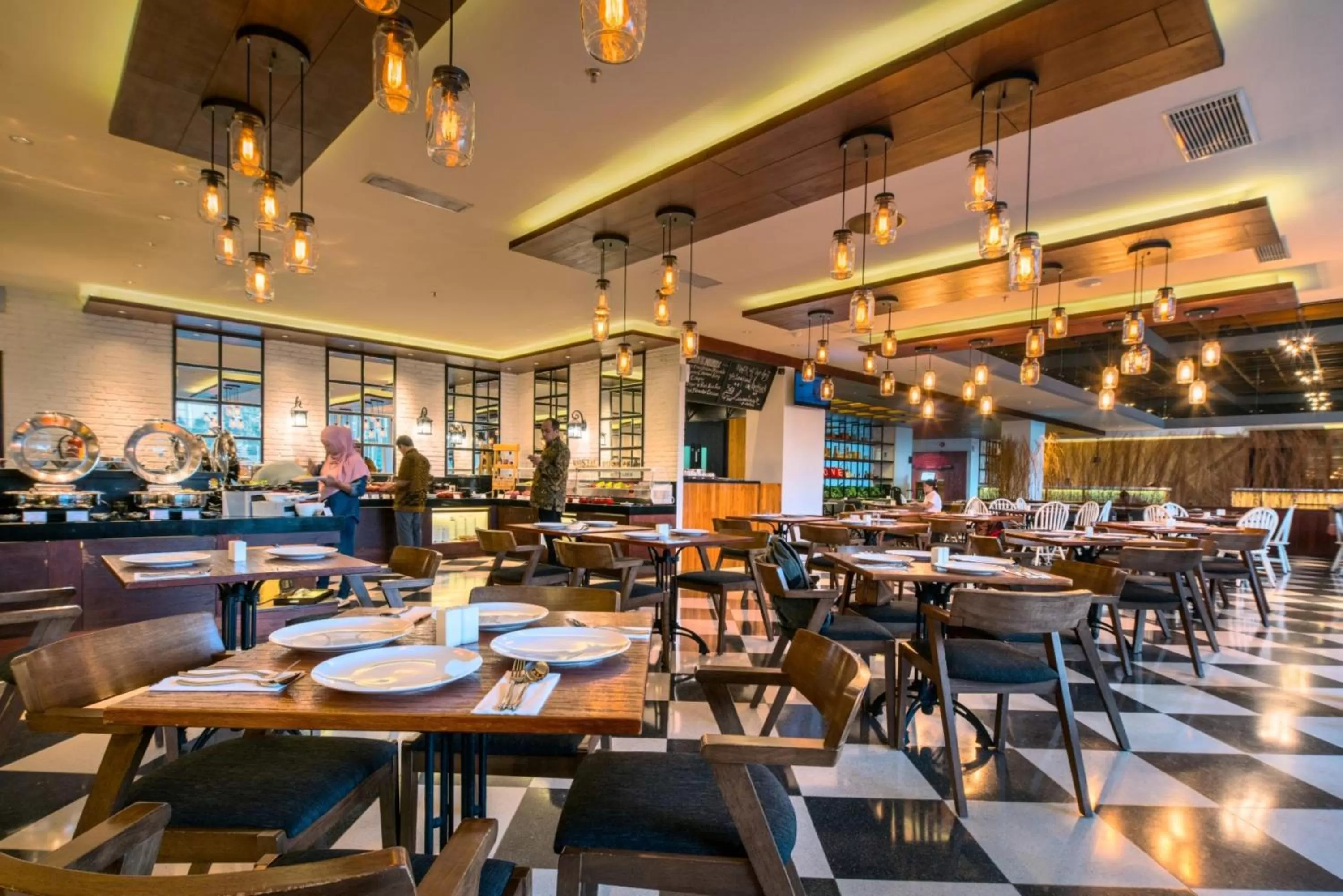 Restaurant/places to eat in Luminor Hotel Jemursari By WH with The Best Breakfast in Town and Located Near Surabaya Industrial Estate Rungkut SIER