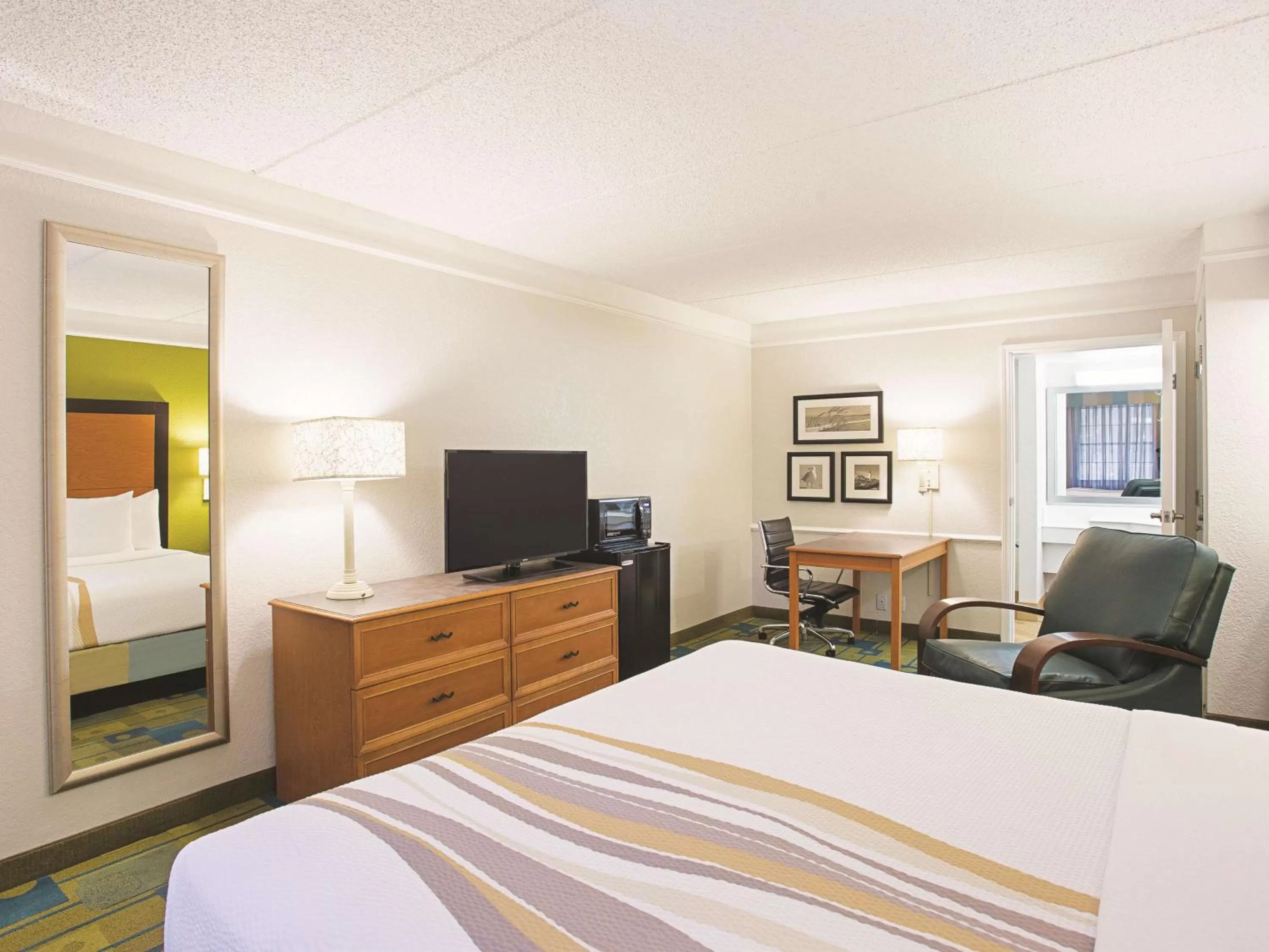 Photo of the whole room, Bed in La Quinta Inn by Wyndham San Diego Chula Vista