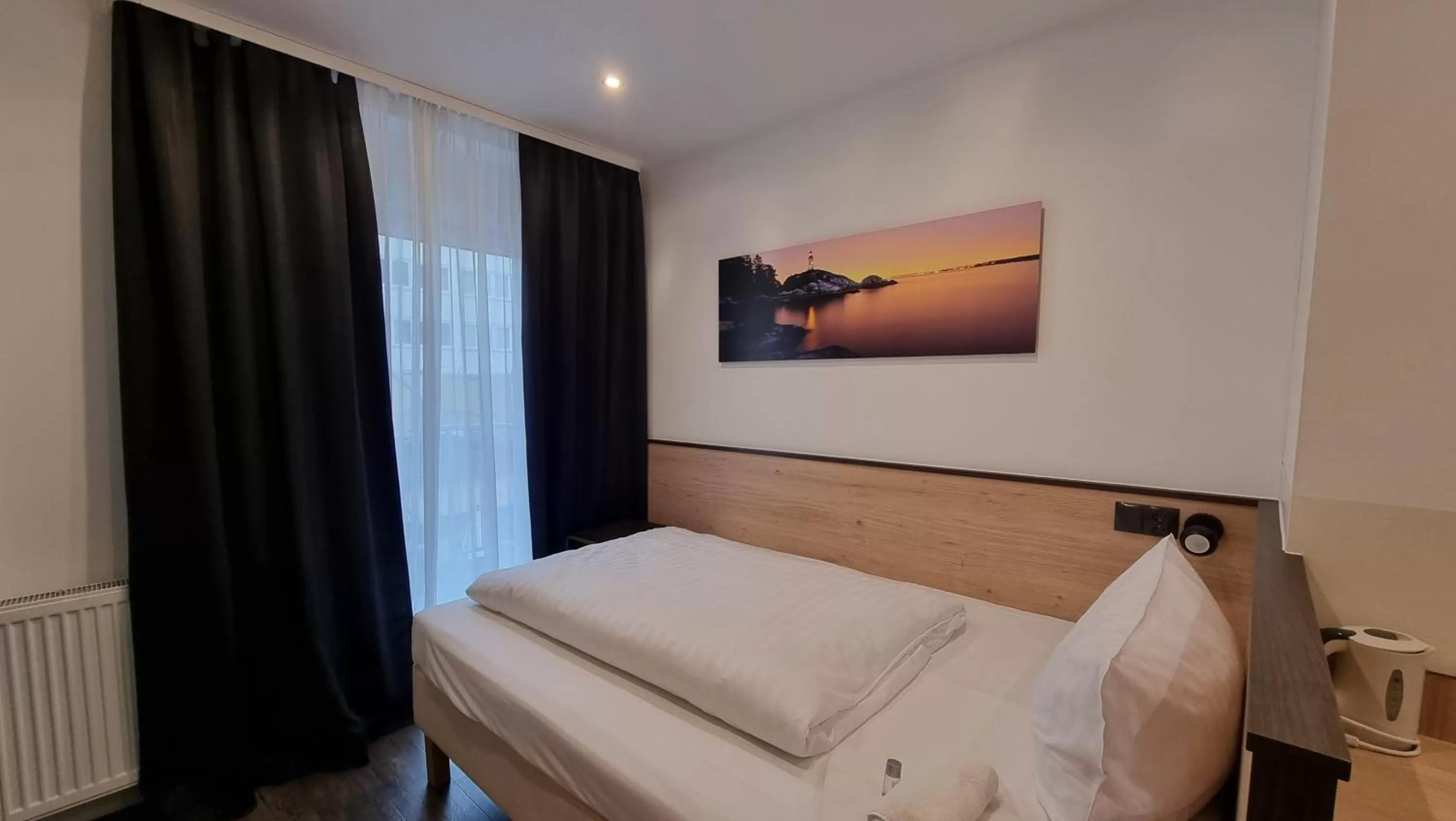 Bed in JJ Hotel Hannover-City-Pension