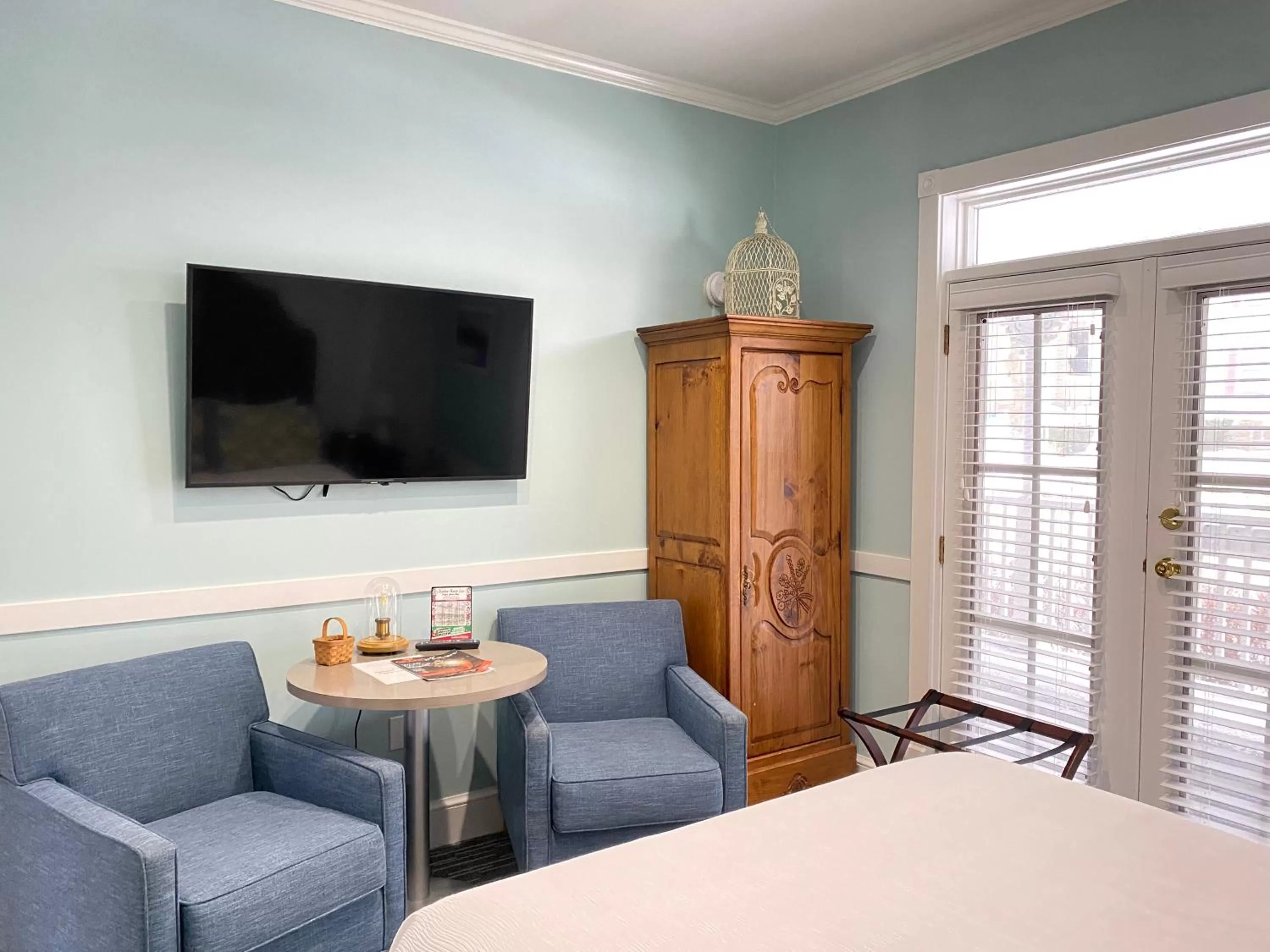 Bed in Harbor House Inn