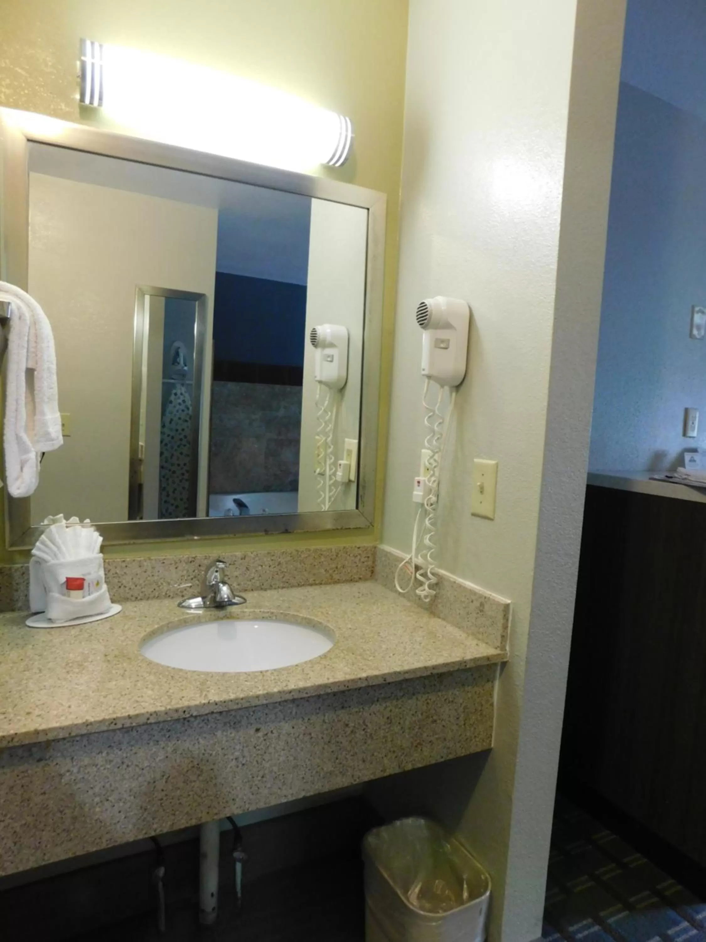 Days Inn & Suites by Wyndham Downtown Gatlinburg Parkway