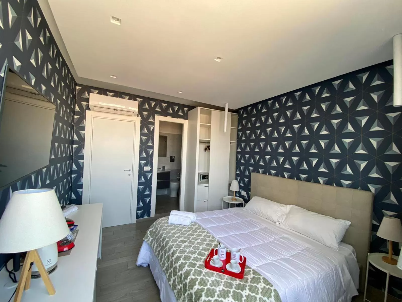 Bedroom, Bed in 2B Fifteen Floor Suite Napoli