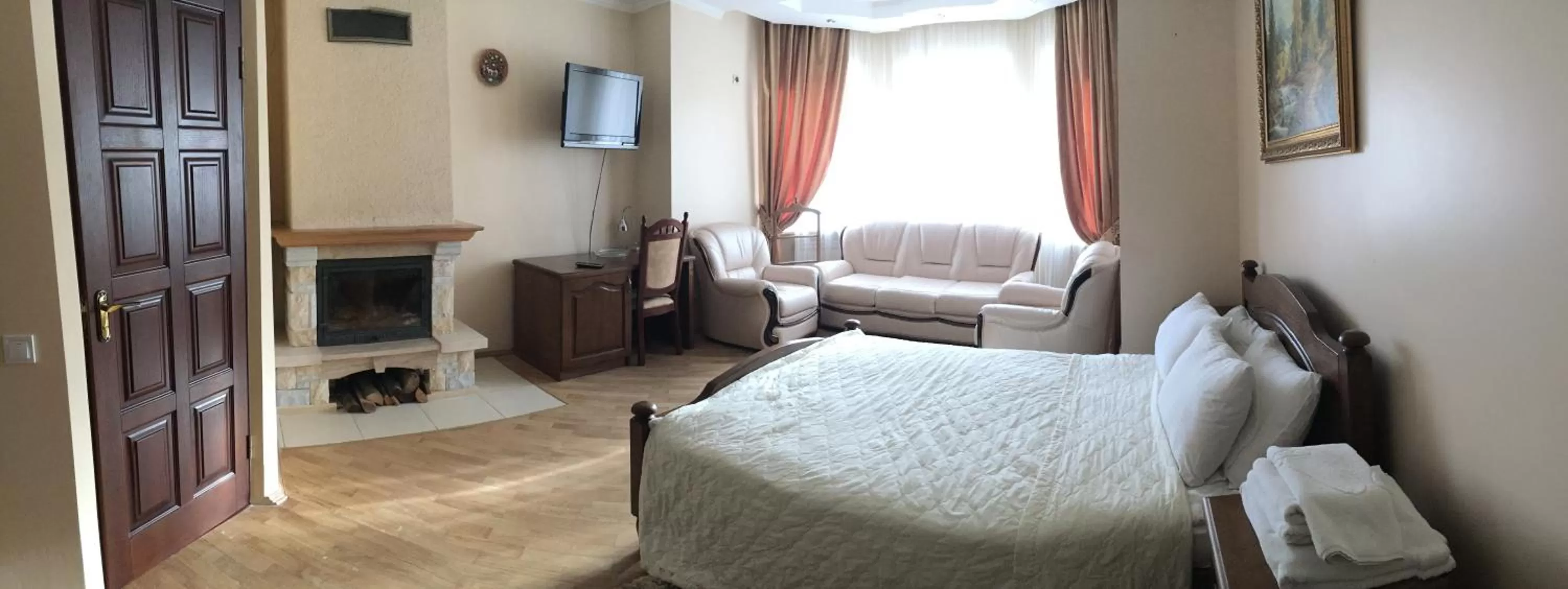 Room Photo in Red Stone