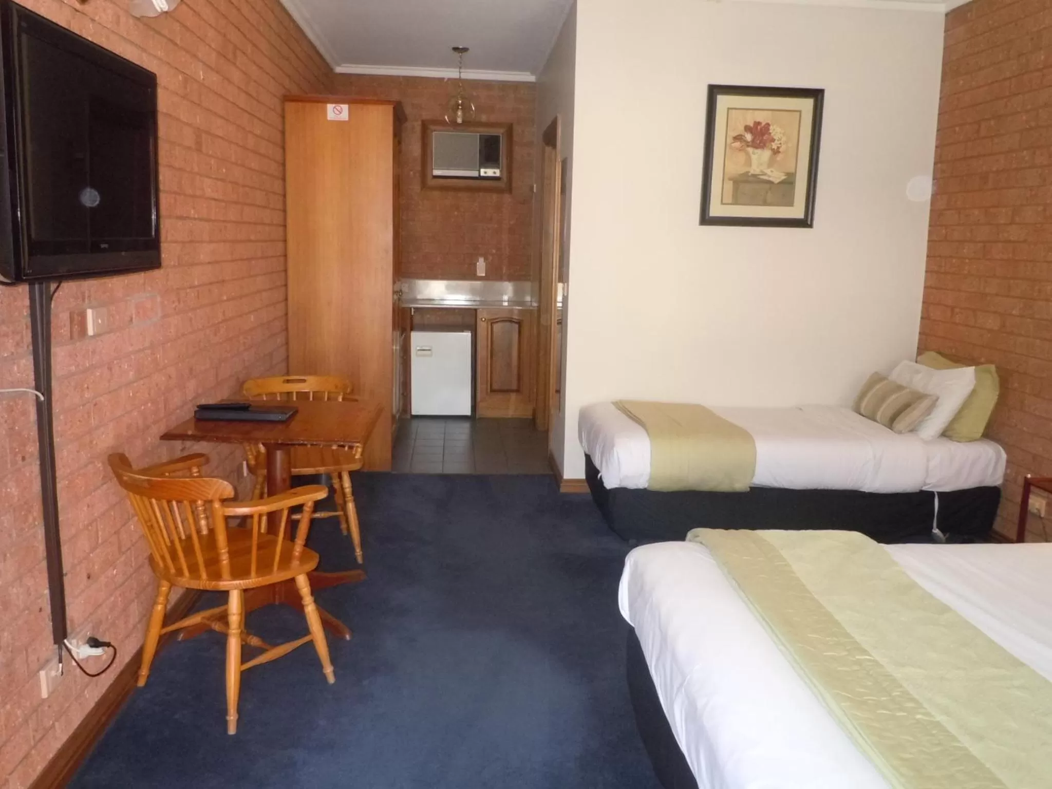 Bed in Central Springs Inn