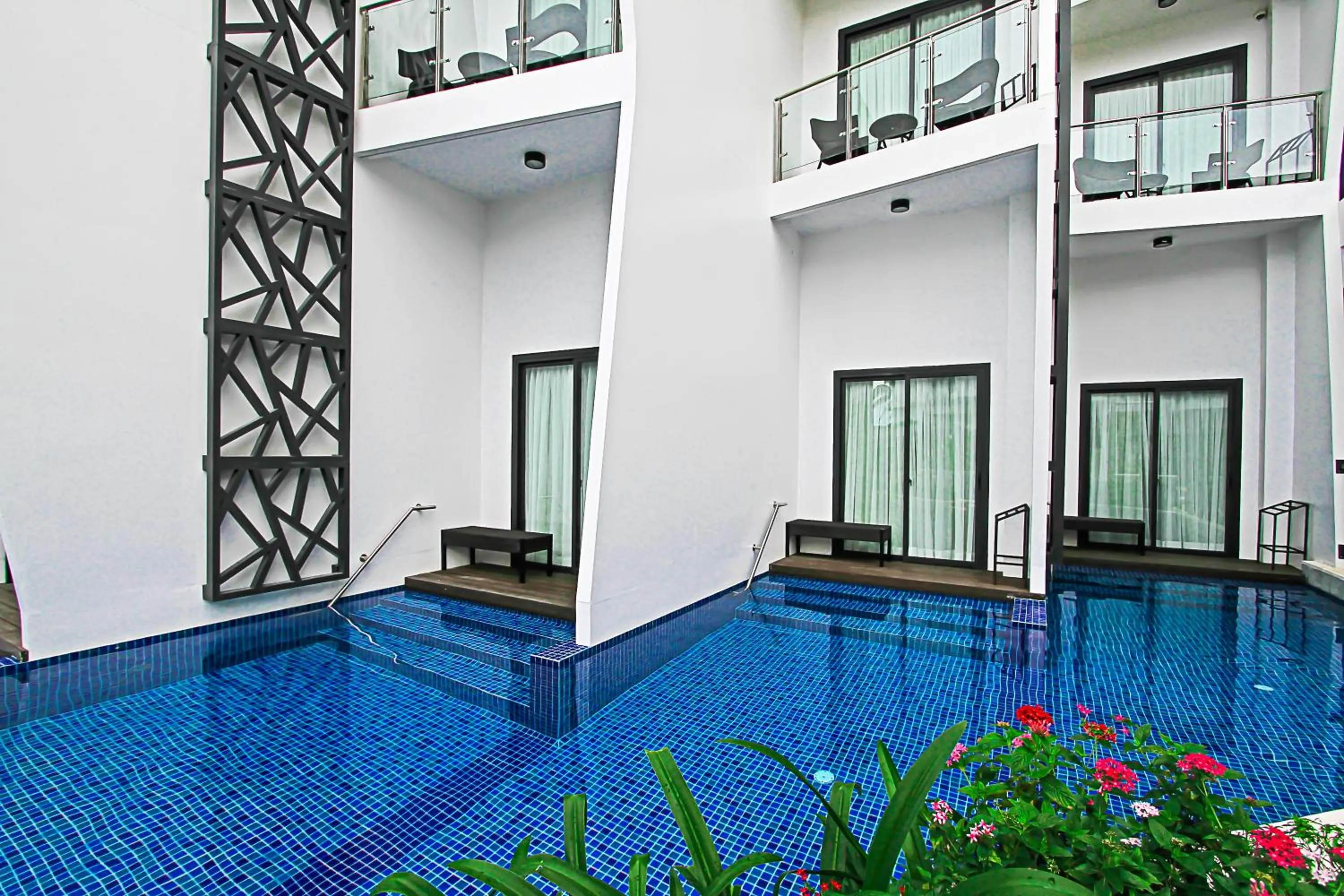 Swimming pool in Best Western Plus The Ivywall Resort-Panglao