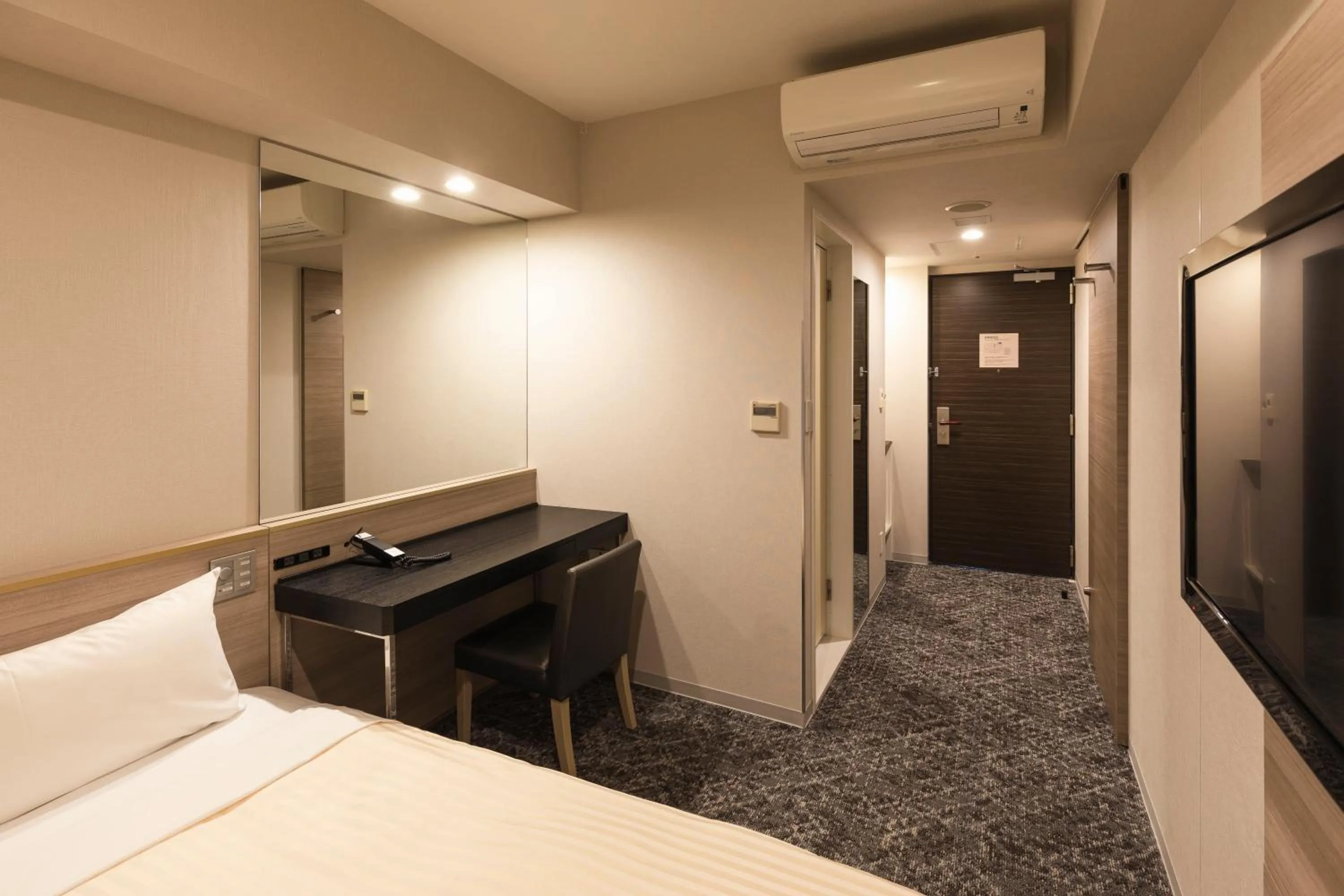 Bed in Sotetsu Fresa Inn Shimbashi Hibiyaguchi