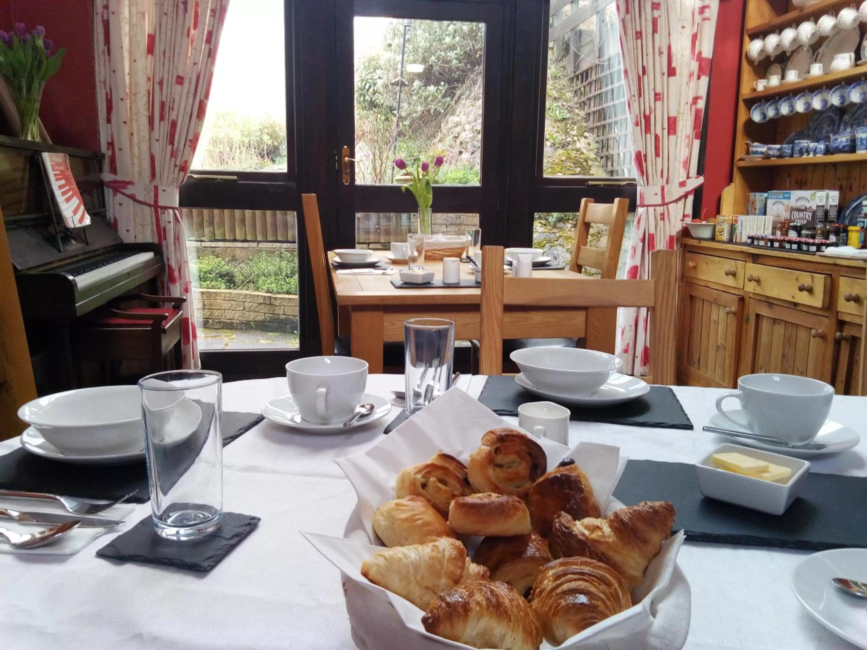 Dining area in Hafan Deg