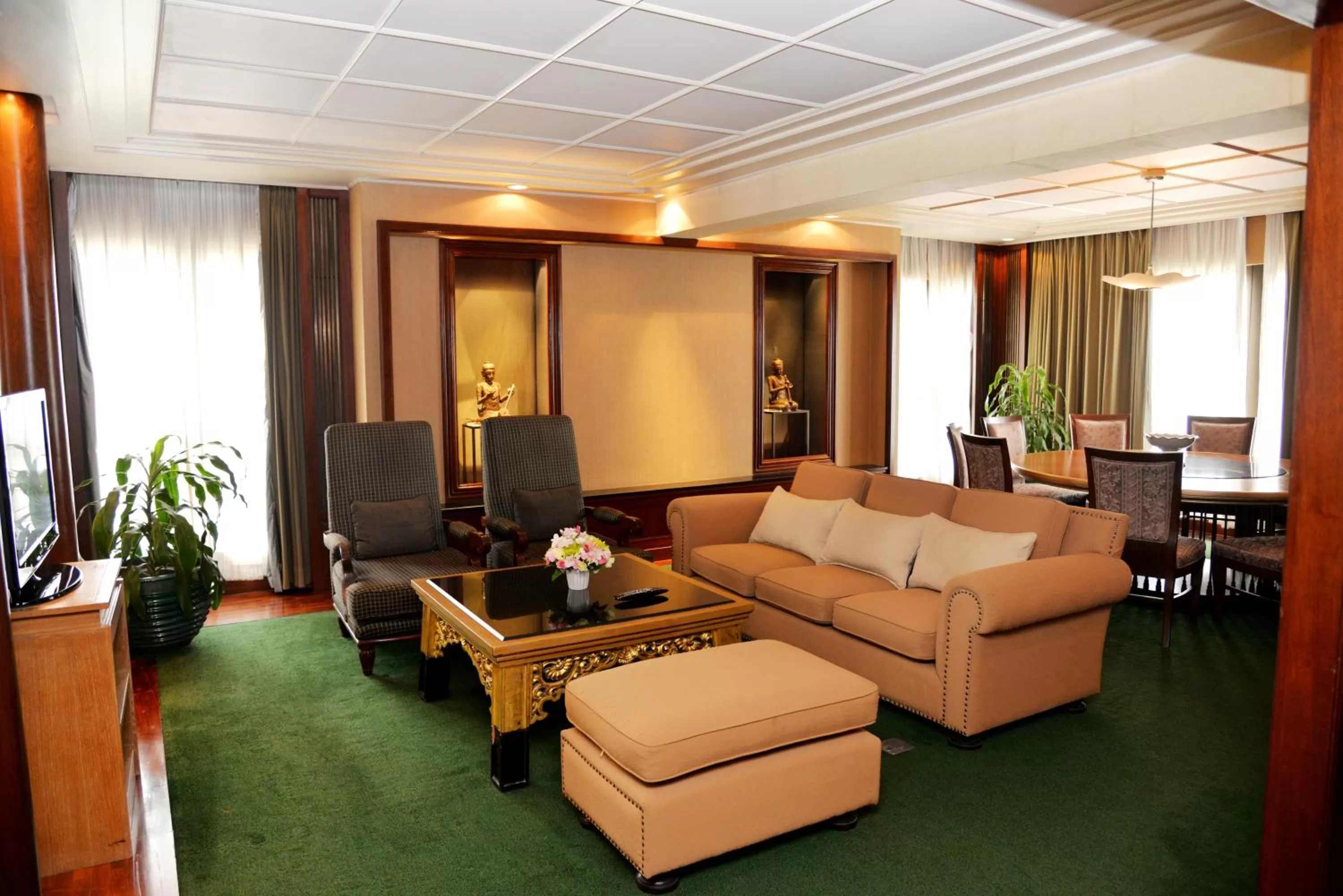 Living room in Rama Gardens Hotel Bangkok