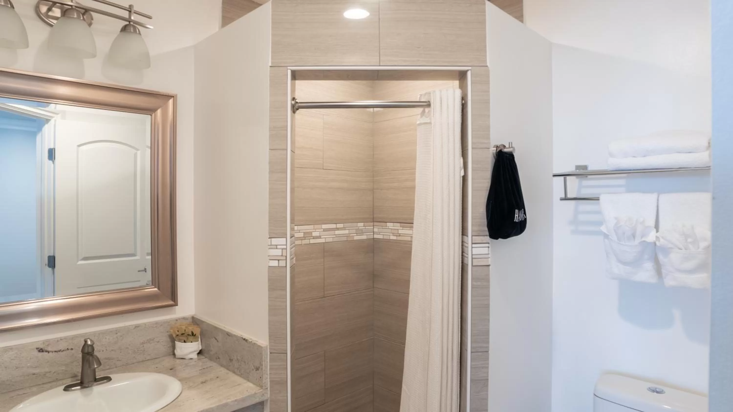 Shower in Crystal Lodge Motel