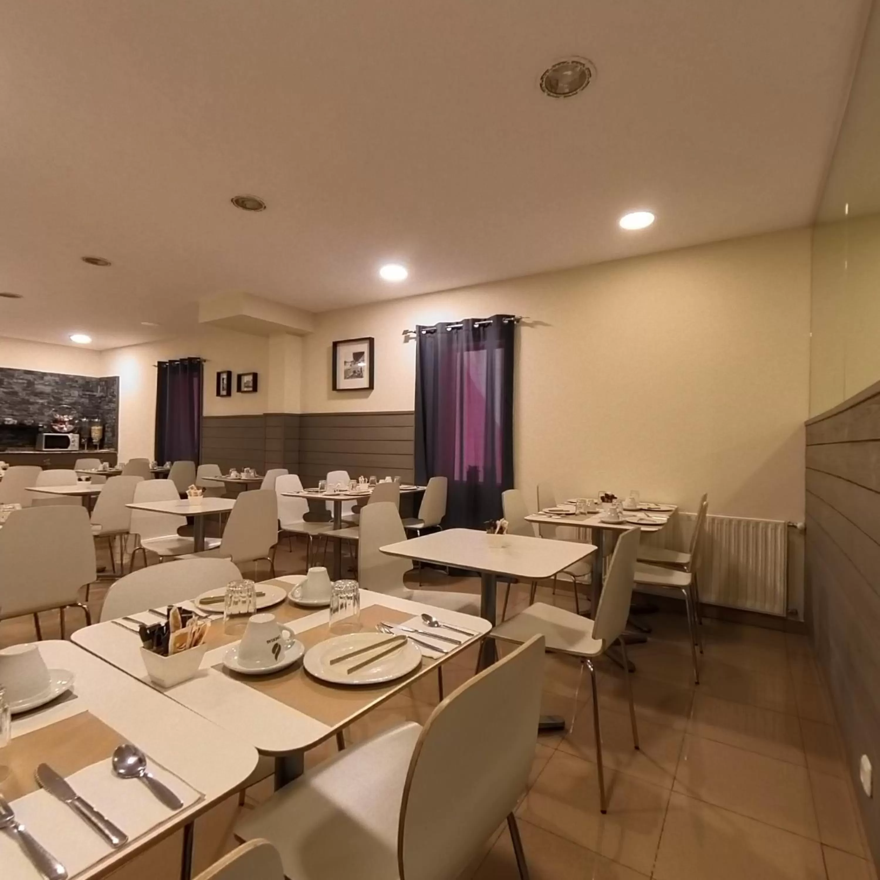 Restaurant/places to eat in Hotel Marfany