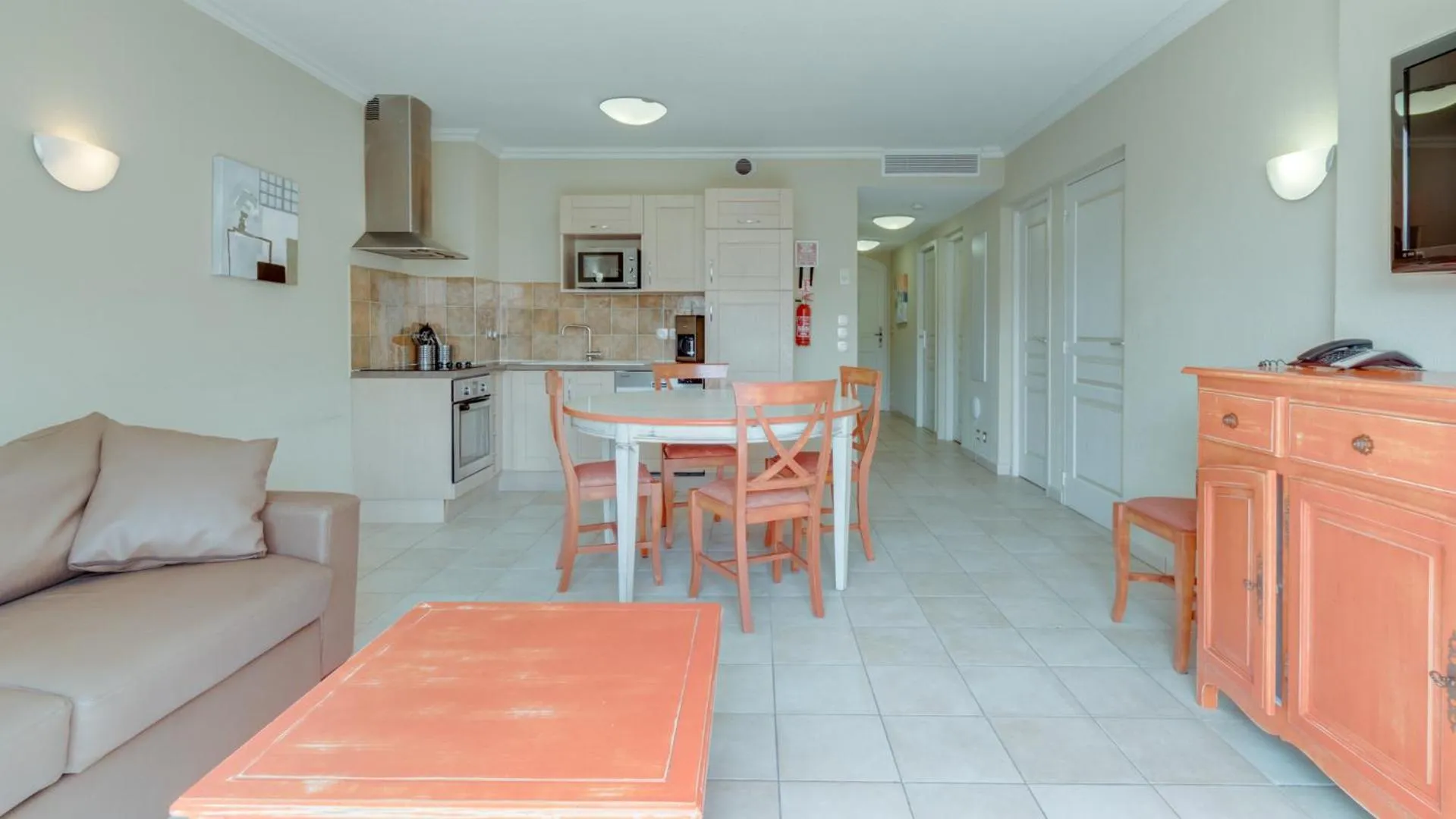 Dining area in Vacancéole – Le Domaine de Camiole