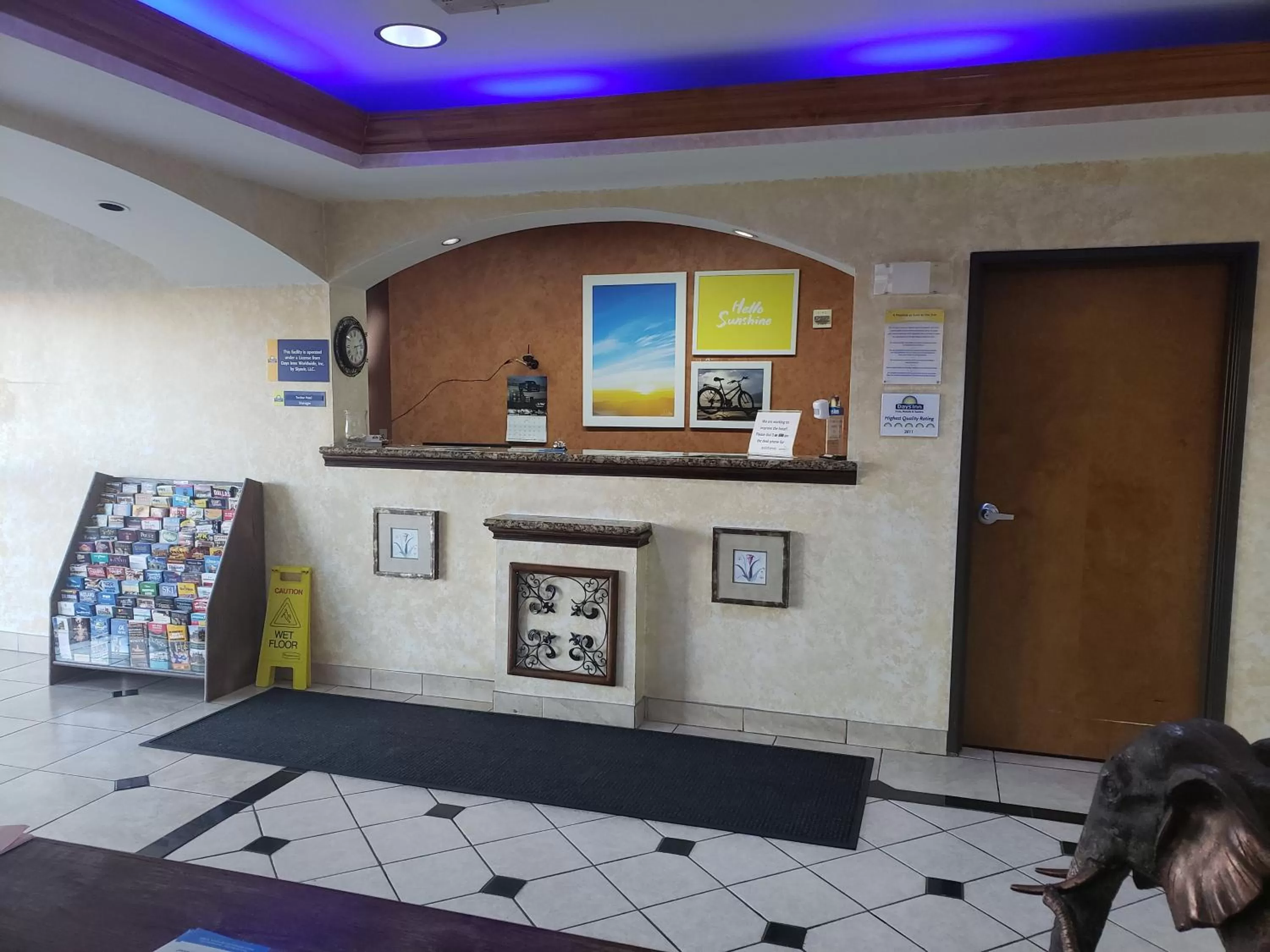 Lobby or reception in Days Inn & Suites by Wyndham Cleburne TX