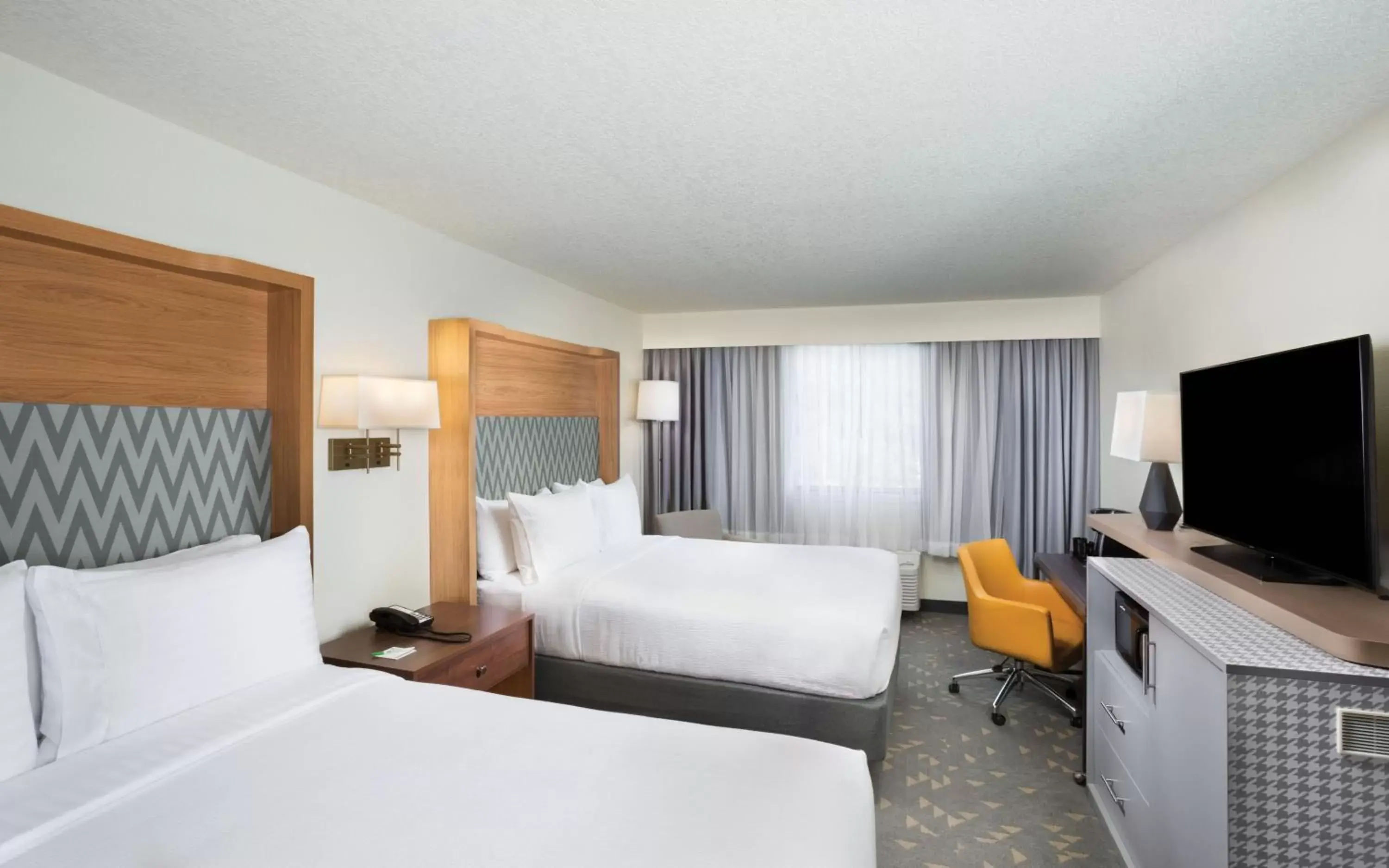 Standard Queen Room with Two Queen Beds in Holiday Inn Asheville East-Blue Ridge Pkwy by IHG Standard Queen Room with Two Queen Beds in Holiday Inn Asheville East-Blue Ridge Pkwy by IHG