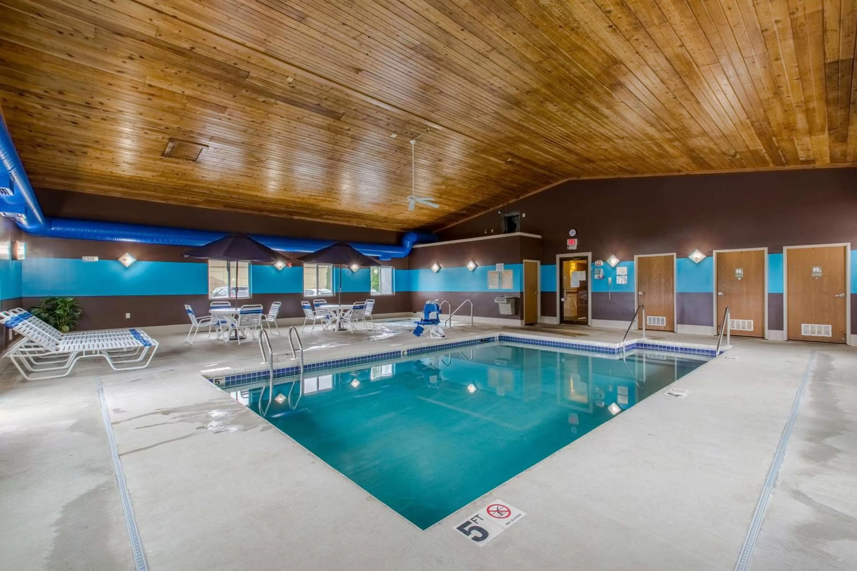 Swimming pool in Motel 6-Baraboo, WI - Lake Delton-Wisconsin Dells