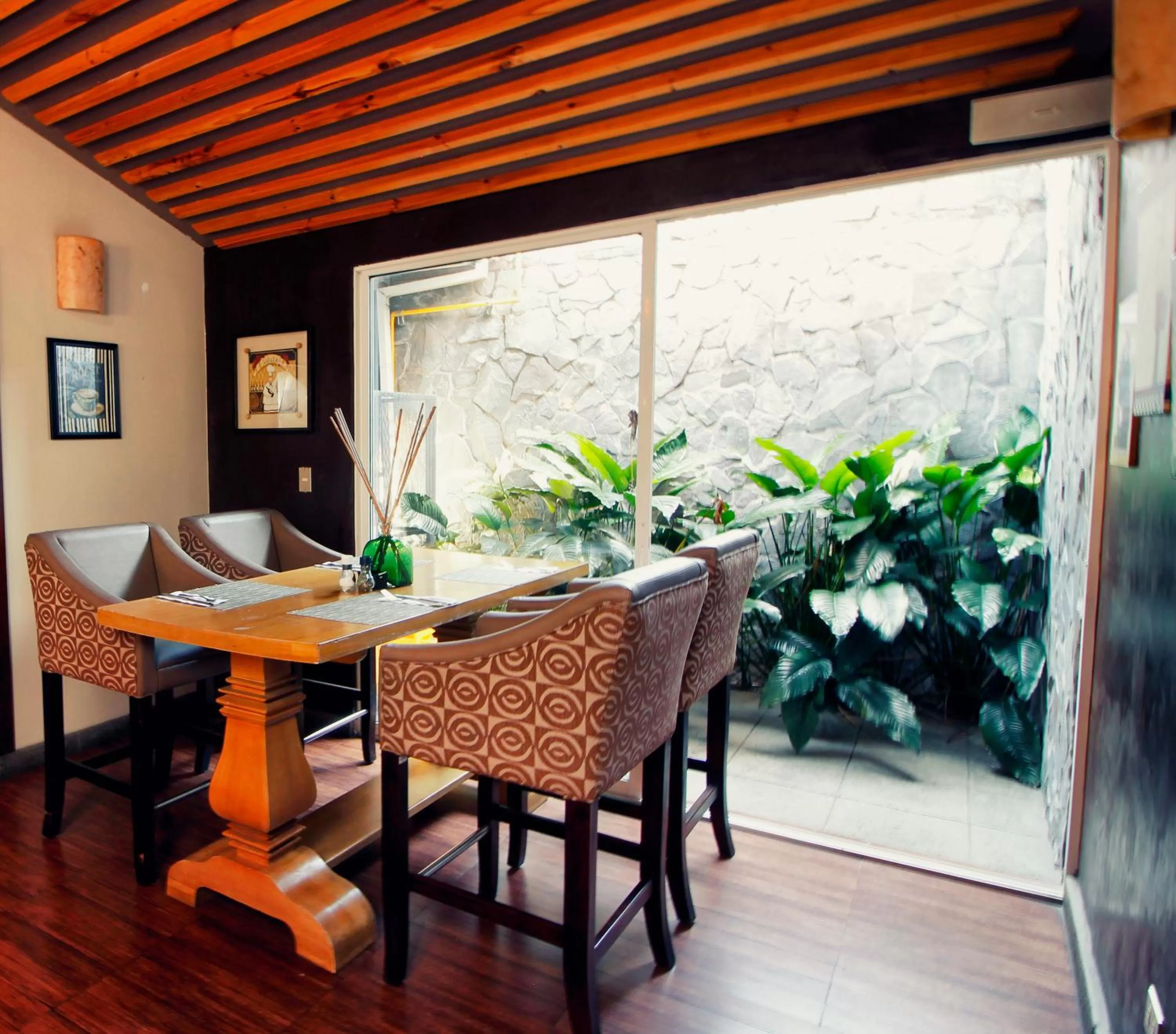 Restaurant/places to eat in La Riviera Hotel