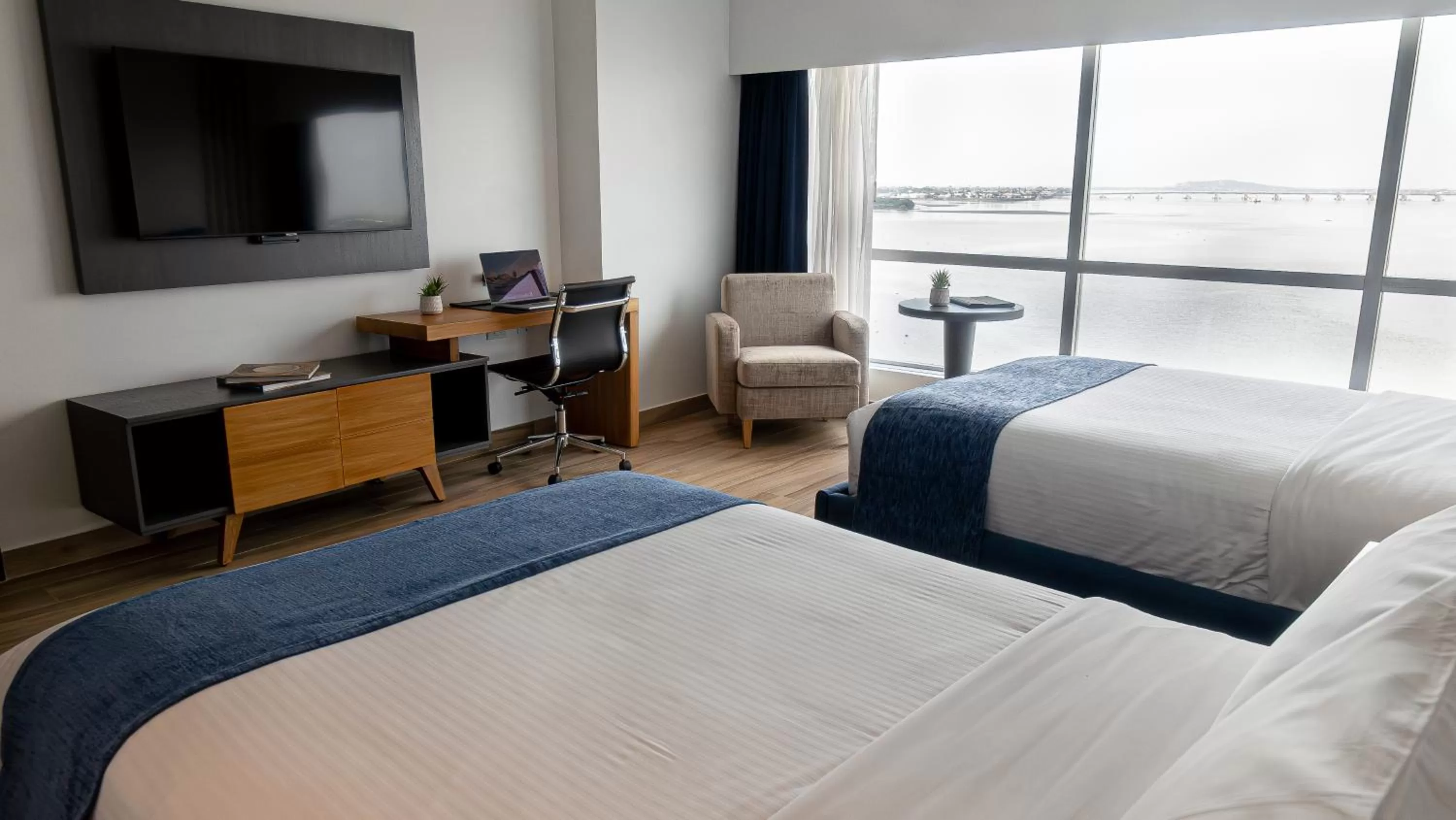 Bed in Wyndham Guayaquil, Puerto Santa Ana