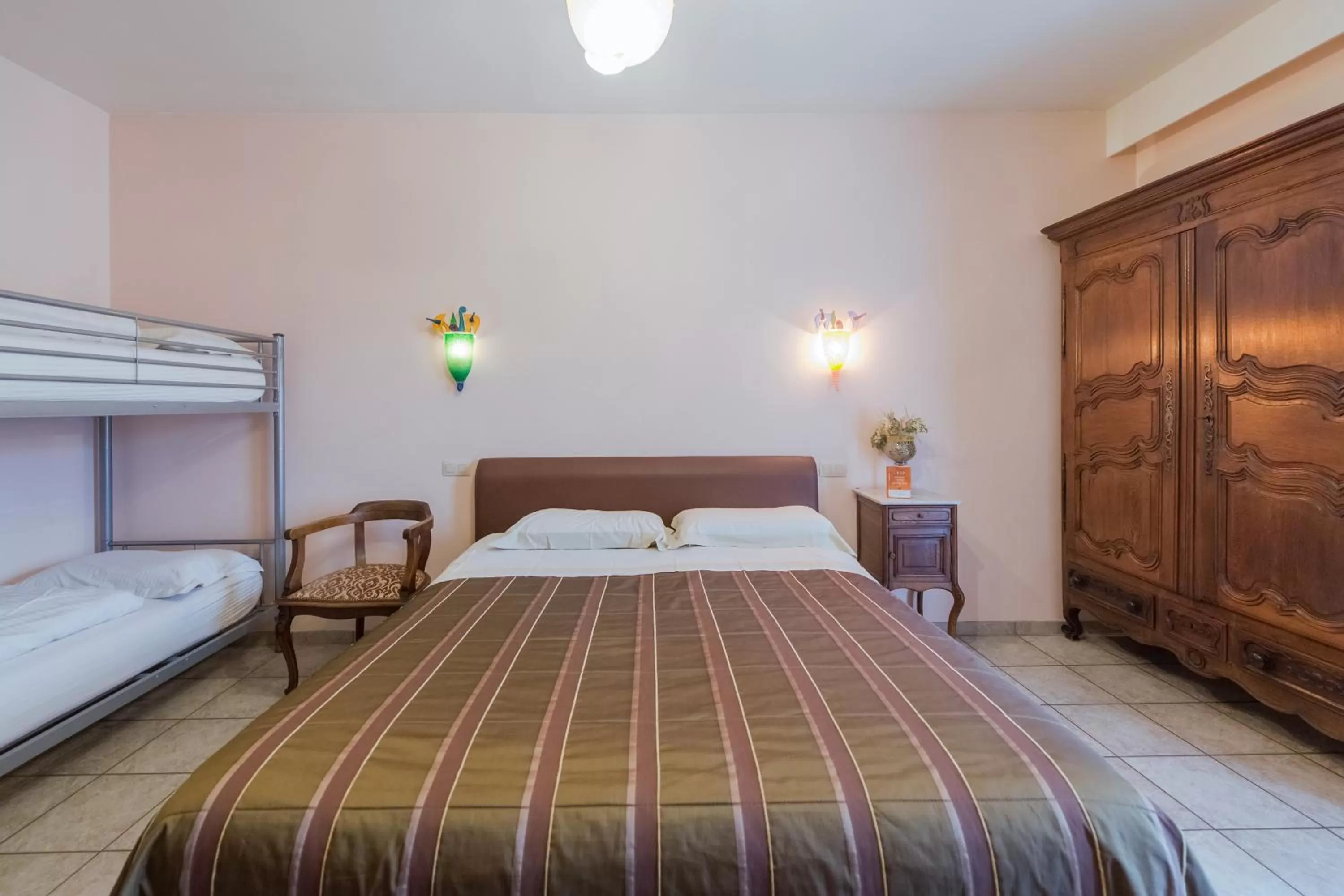 Bed in B&B Casa Roman & Vakantiewoning voor 1 pers tot max 32 personen
