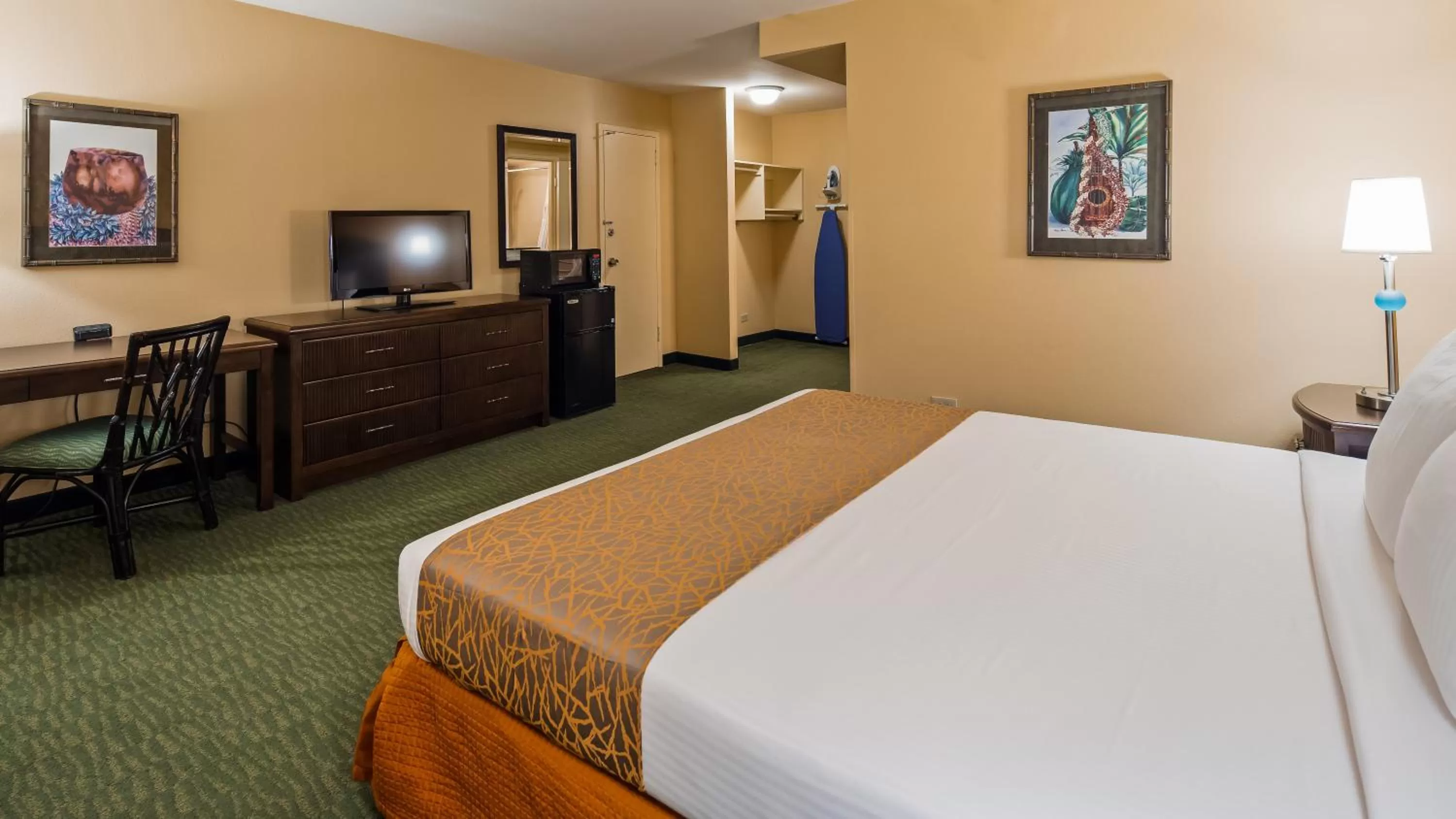 Bed in Airport Honolulu Hotel, Trademark Collection by Wyndham