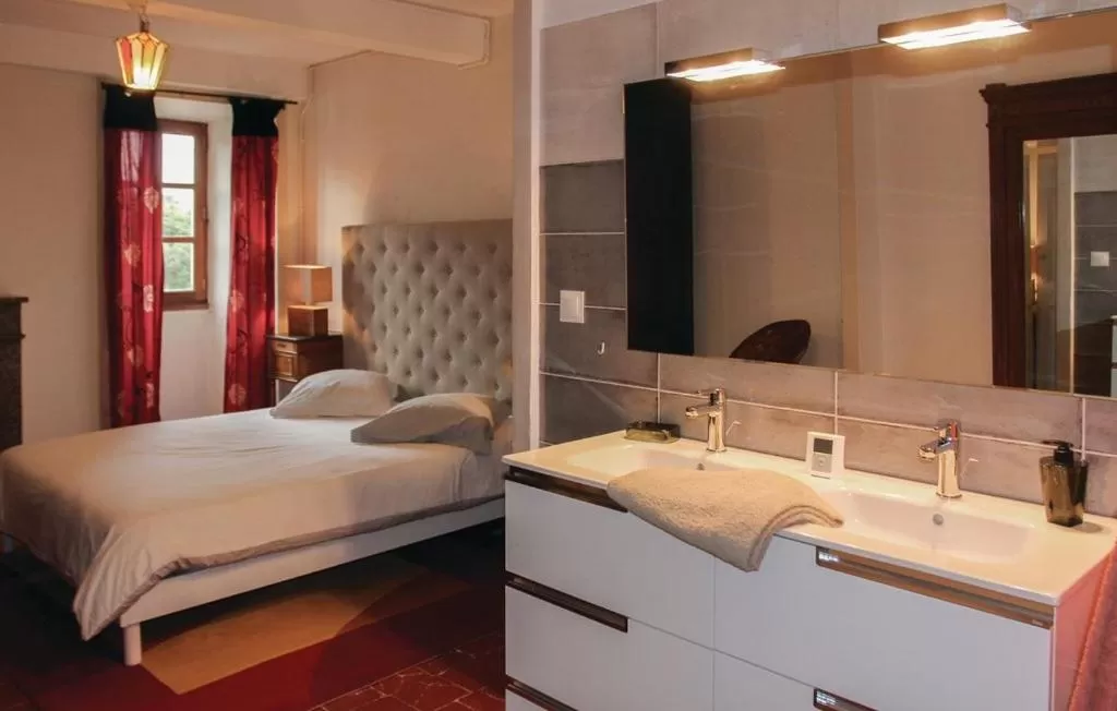 Bed in LES JARDINS DE LA CATHÉDRALE chambres d Hôtes gîte de groupe