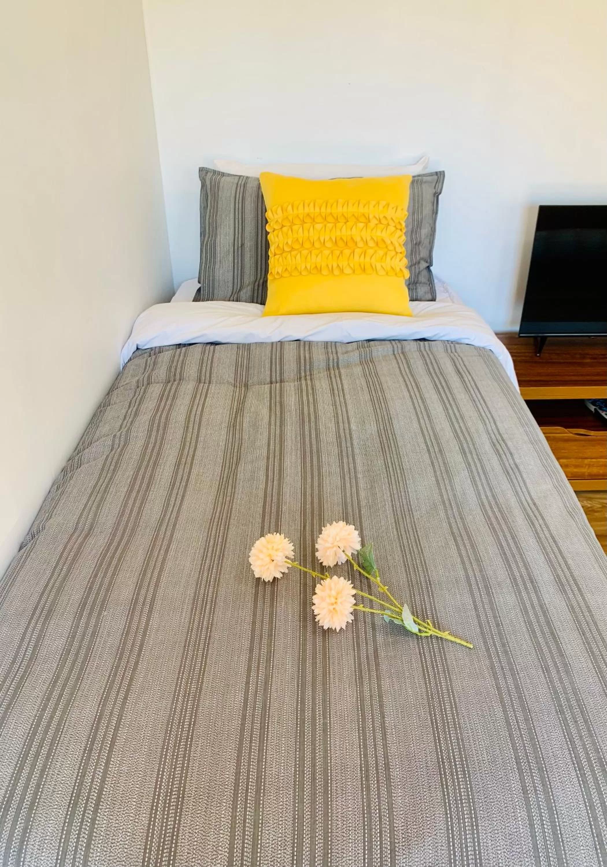 Bed in Auckland Central Motel