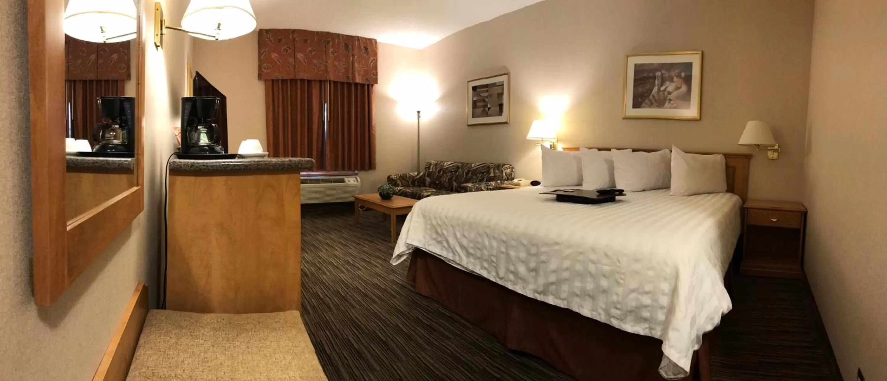 Bed in Humphry Inn and Suites