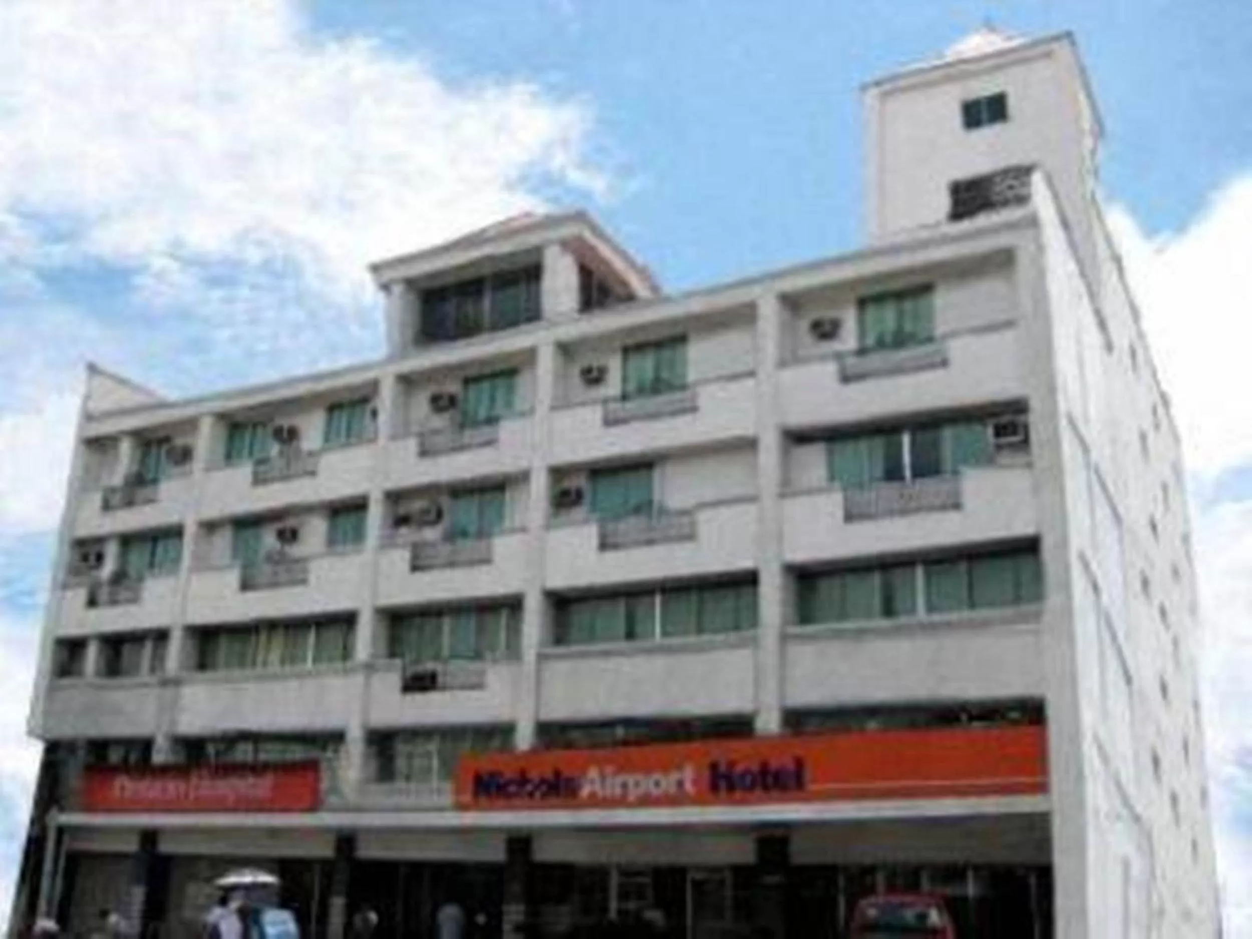 Facade/entrance in Nichols Airport Hotel