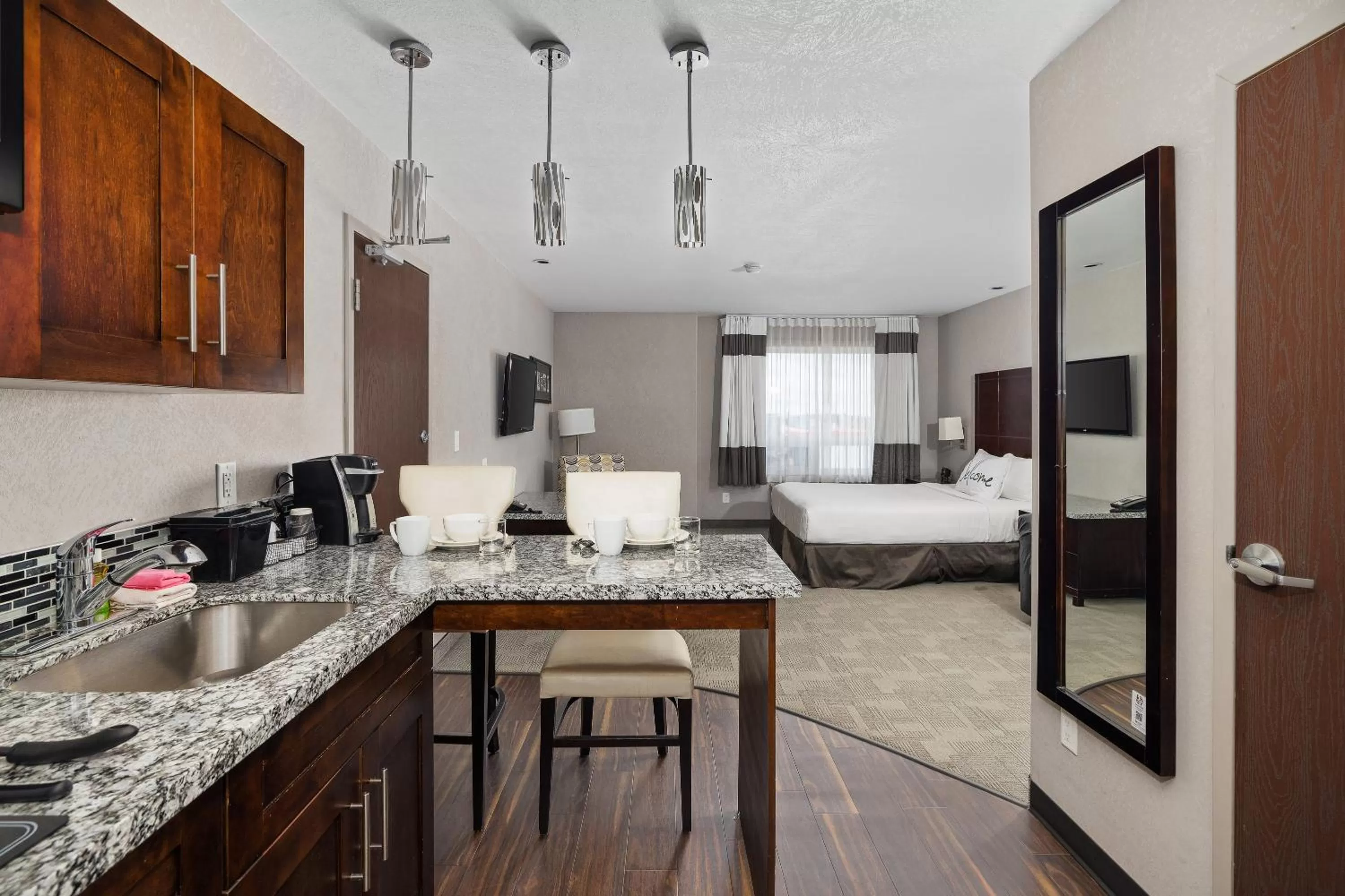 Kitchen or kitchenette, Bed in Home Inn & Suites Yorkton