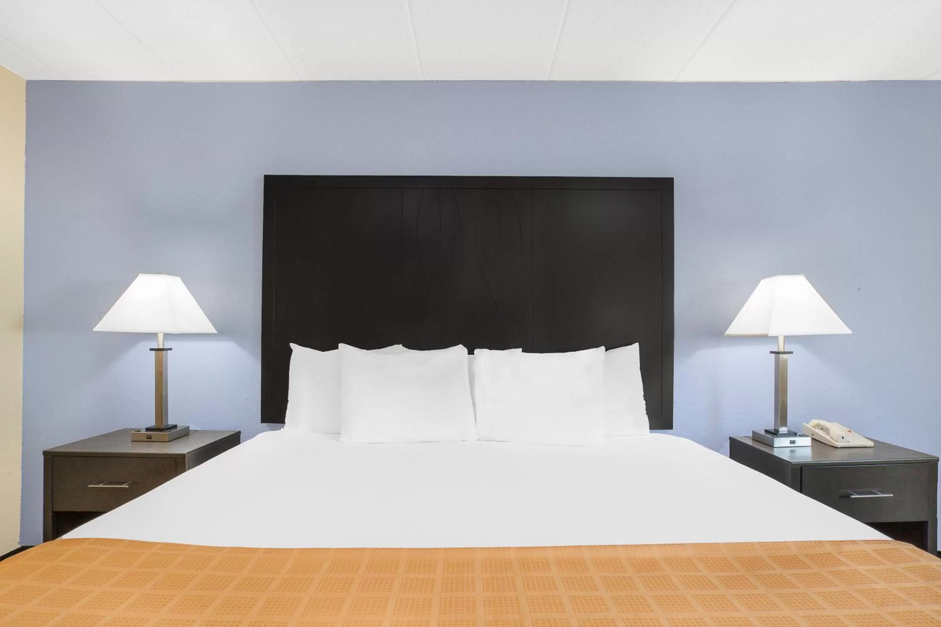 Bedroom, Bed in Days Inn by Wyndham Wilkes Barre