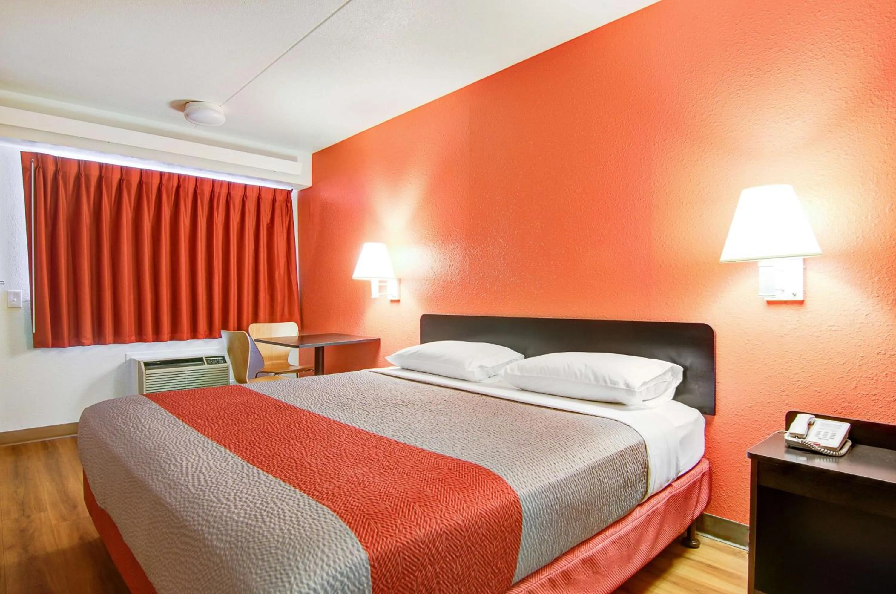 Photo of the whole room, Bed in Motel 6-Springfield, MO - North