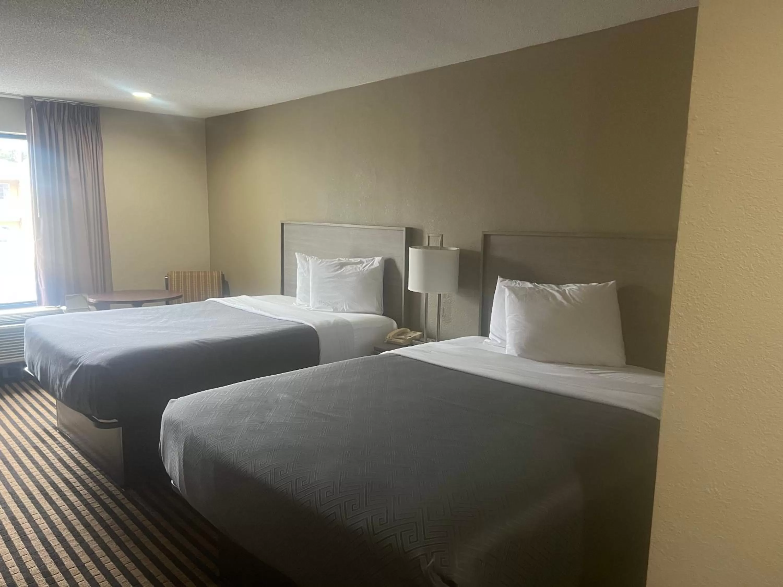 Bed in Econo Lodge Florence - Darlington