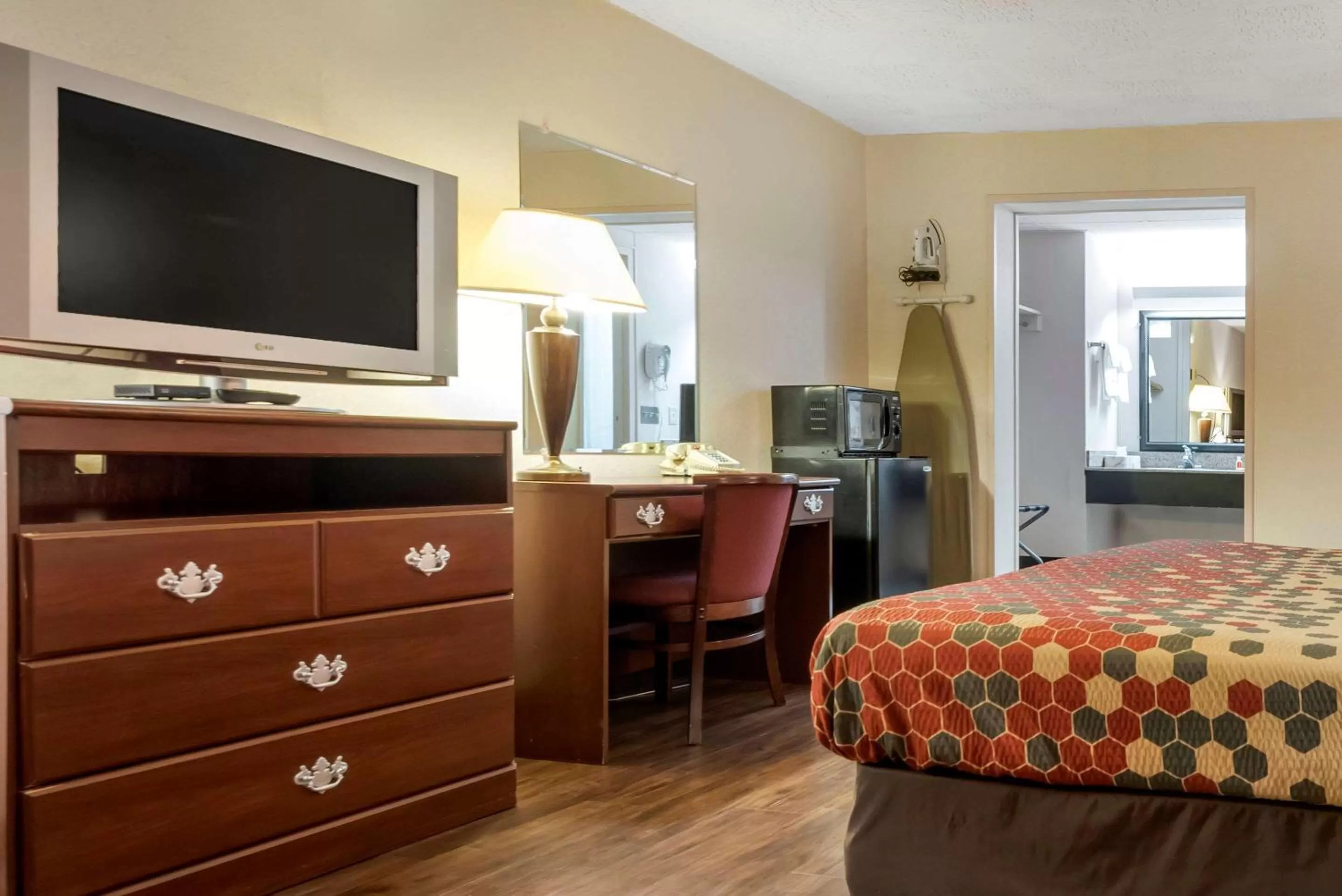 TV and multimedia, Bed in Econo Lodge Cortland Downtown