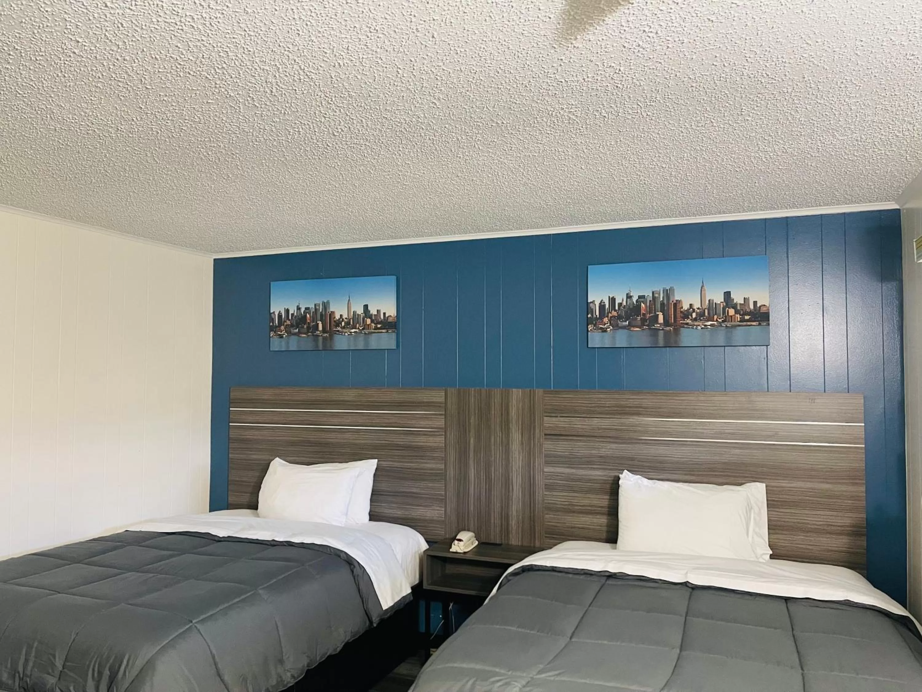 Bedroom, Bed in Crown Inn