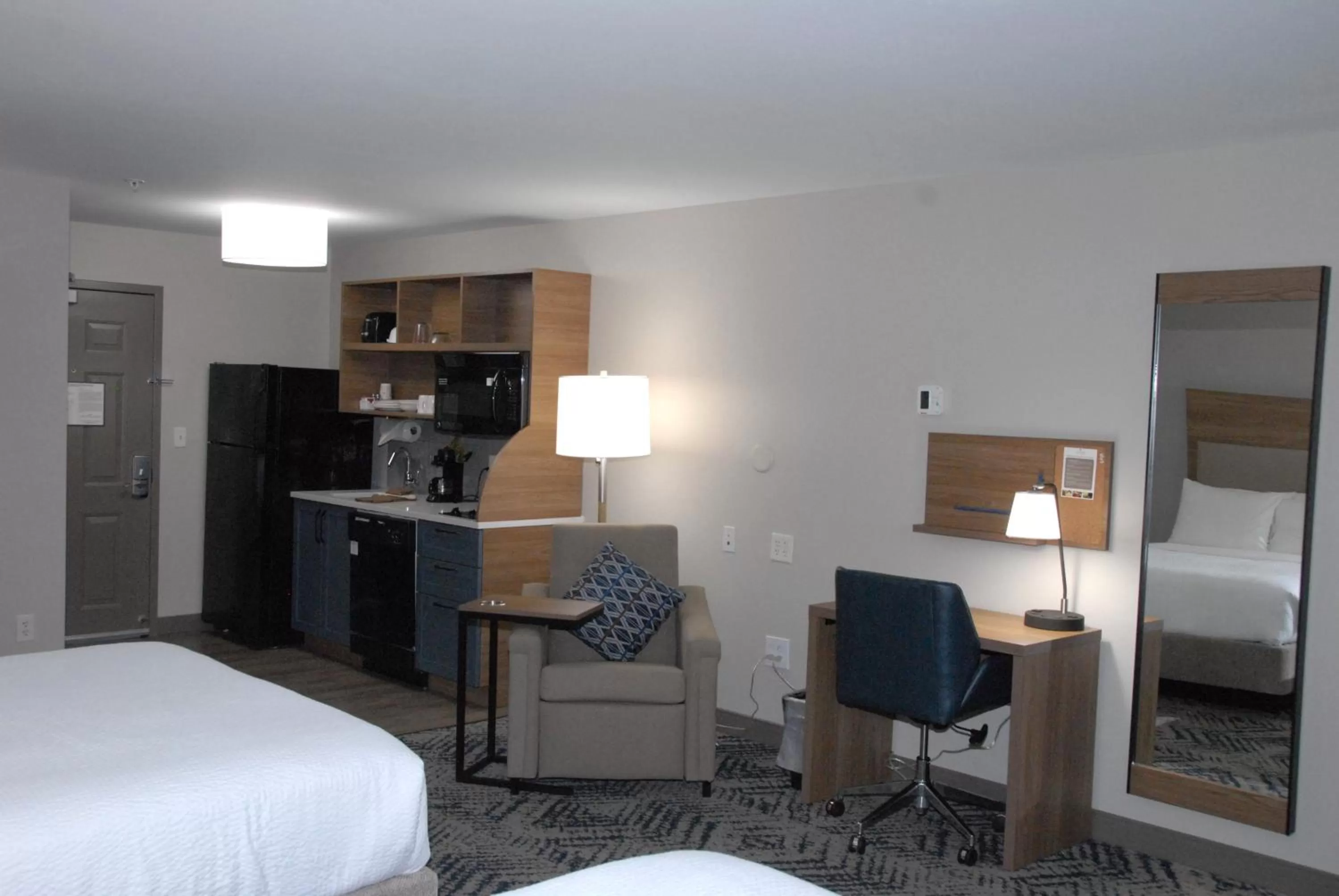 Photo of the whole room, Bed in Candlewood Suites Tallahassee by IHG