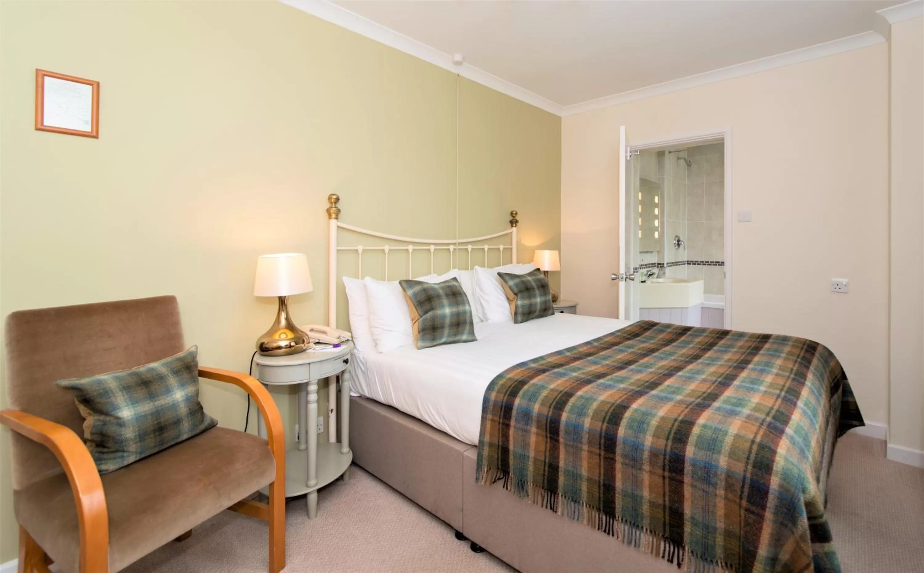 Photo of the whole room, Bed in Three Ways House Hotel