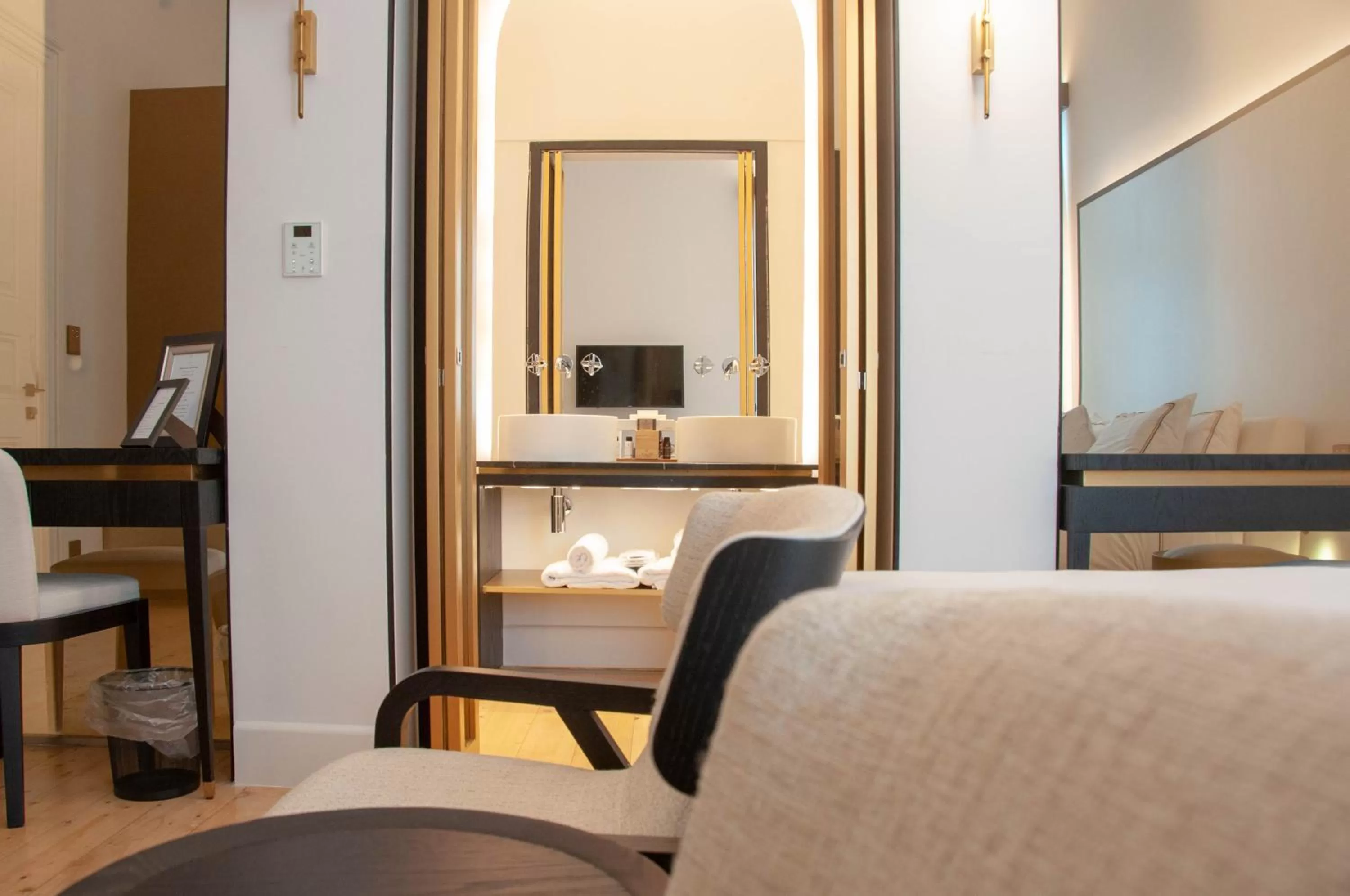 Communal lounge/ TV room, Bed in S Paul City Hotel