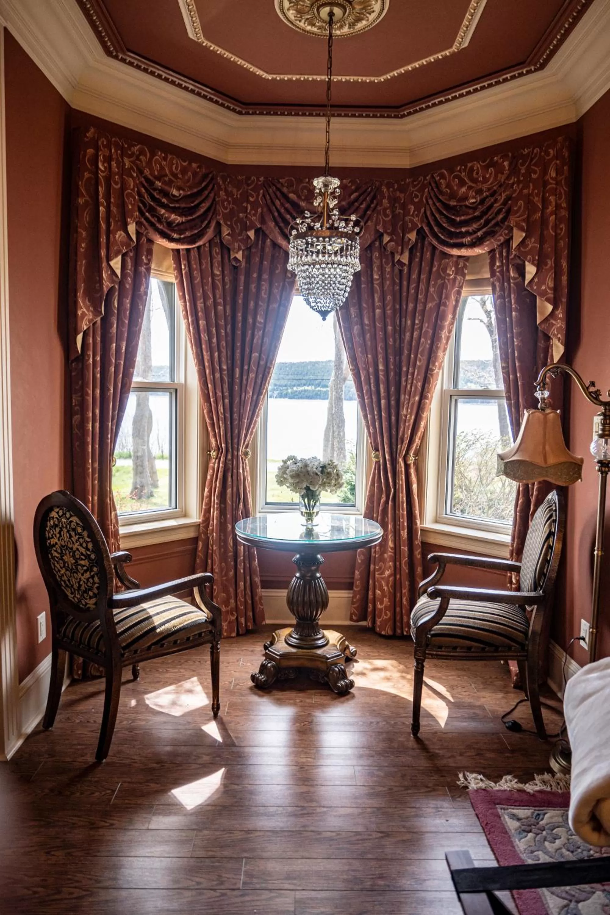 Seating area in Belle View Manor Inn