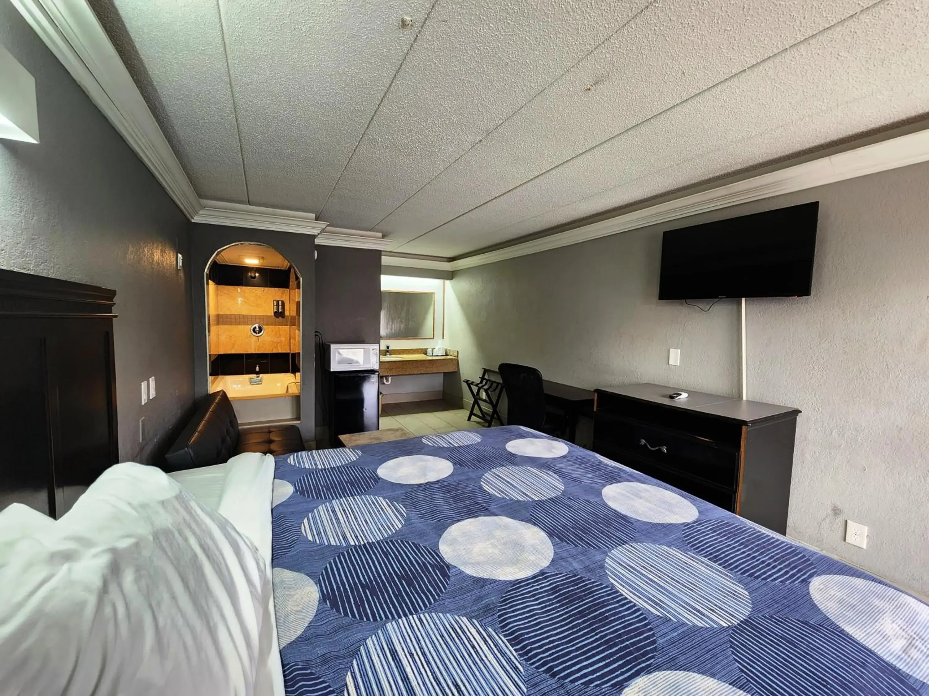 King Suite with Spa Bath in Americas Best Value Inn and Suites Little Rock King Suite with Spa Bath in Americas Best Value Inn and Suites Little Rock