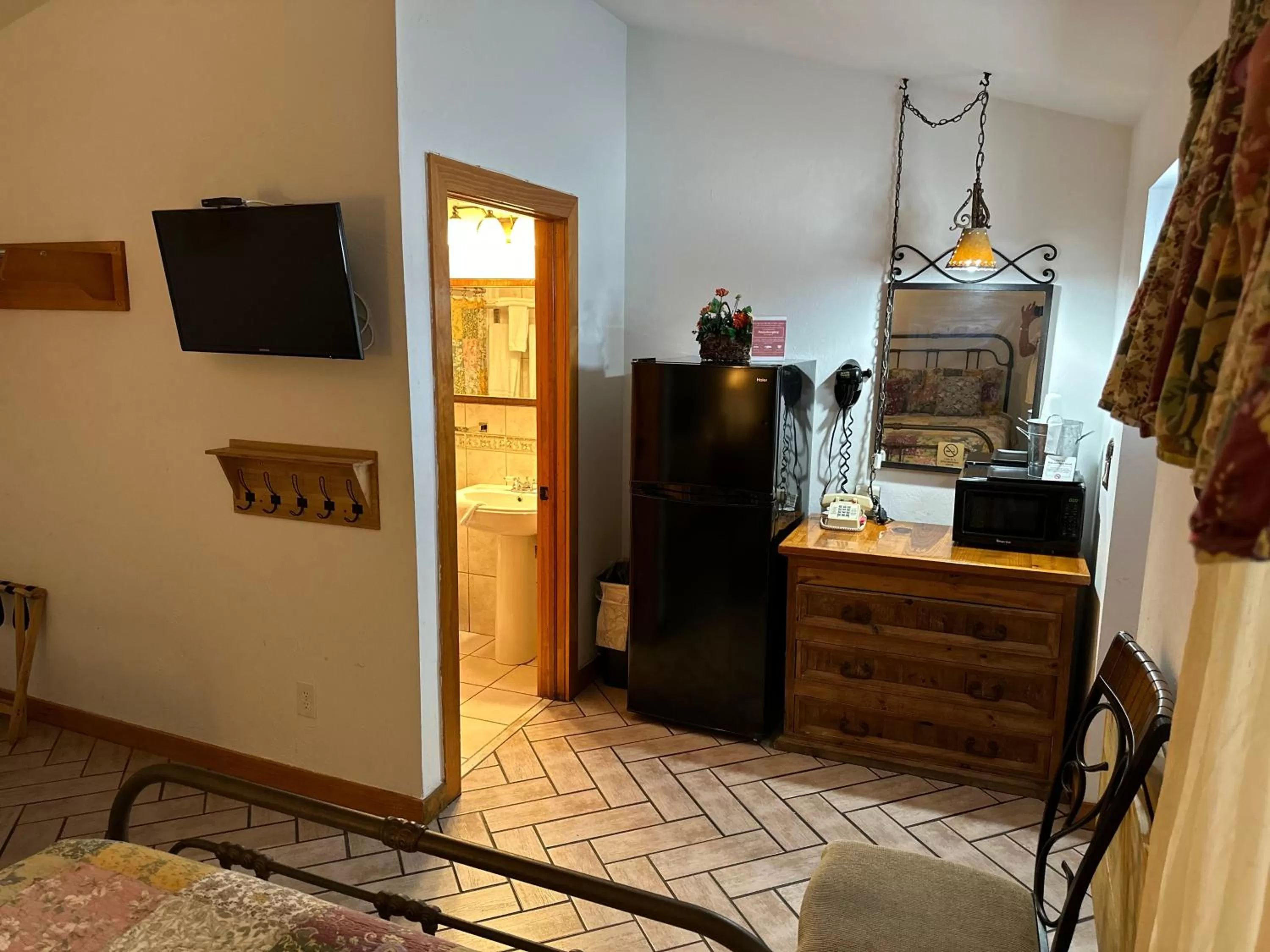 Kitchen or kitchenette in Buffalo Chip's Ranch House Motel