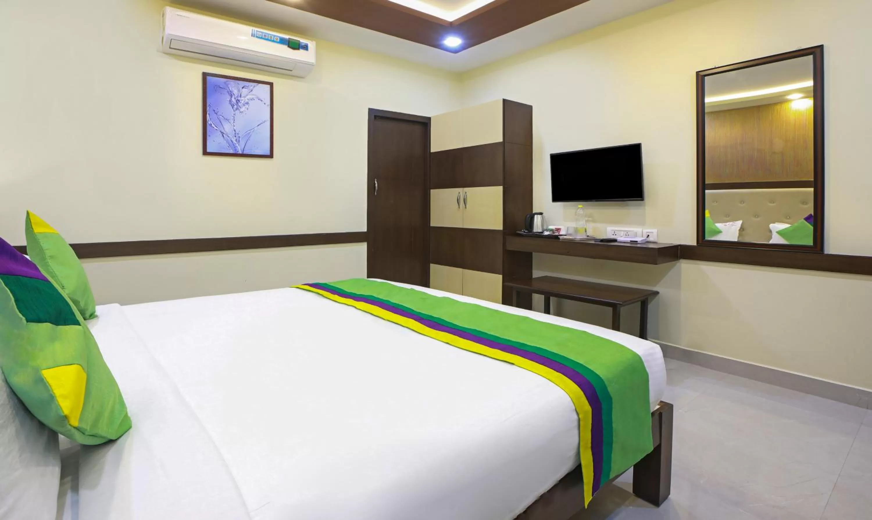 Bedroom, Bed in Treebo Naaz Royal