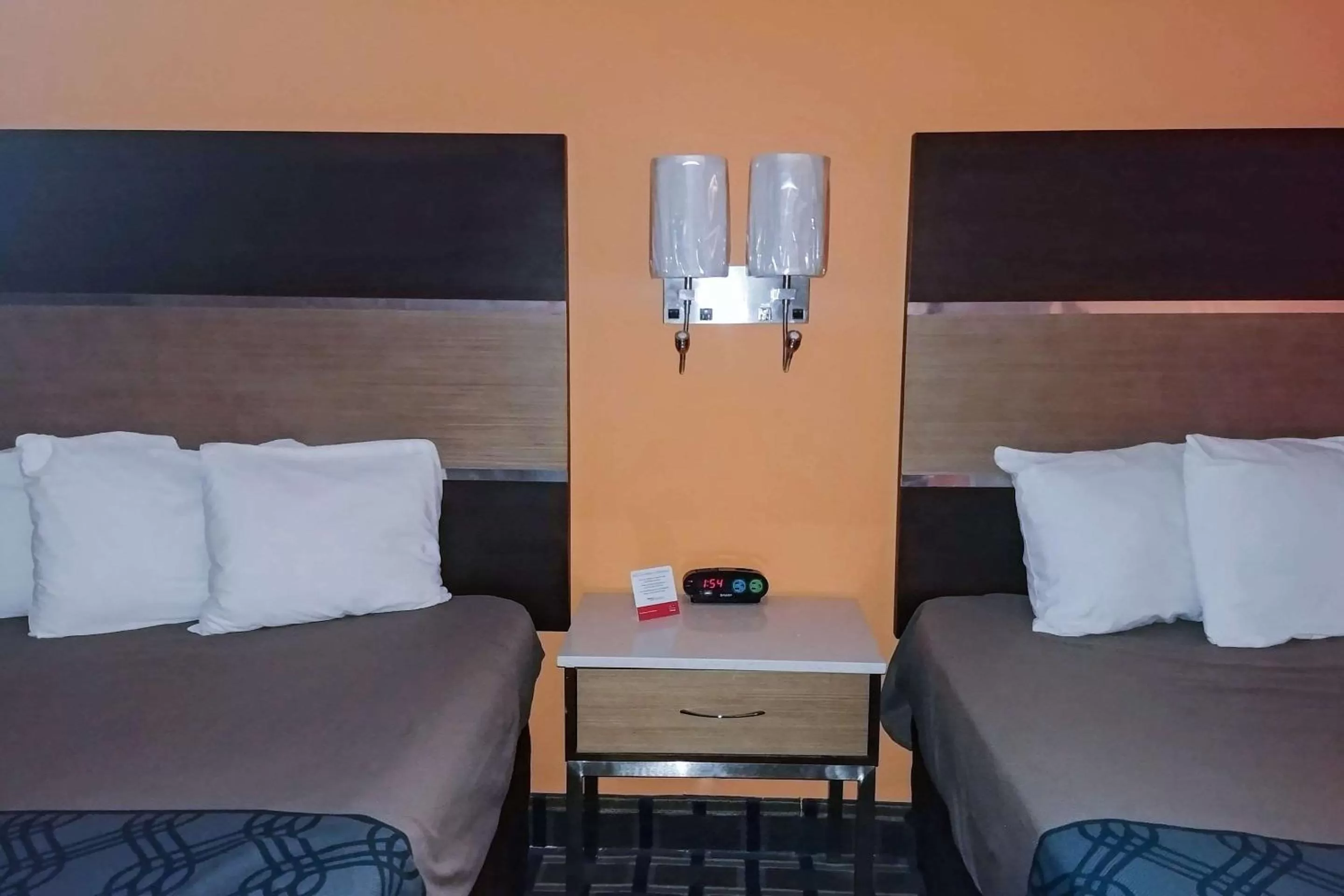 Photo of the whole room, Bed in Econo Lodge Milldale - Southington