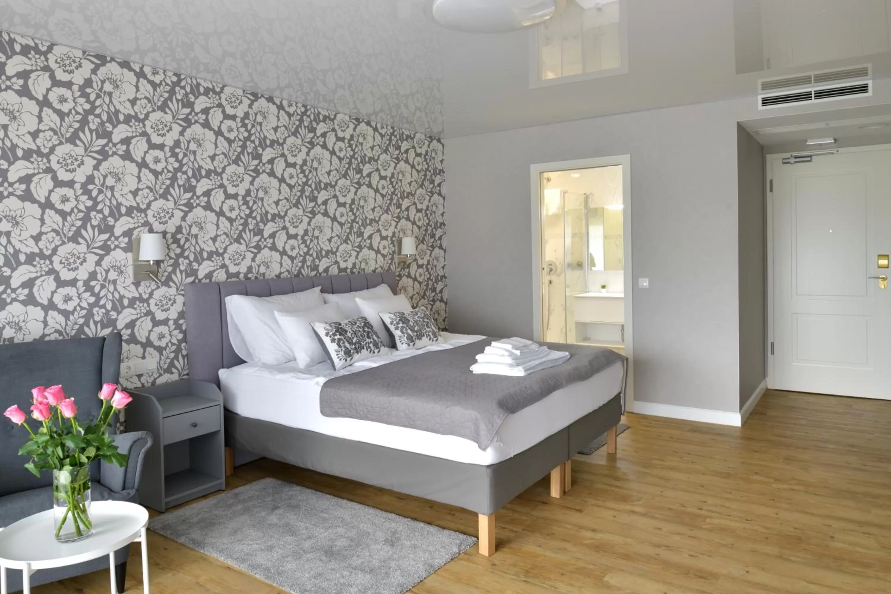 Photo of the whole room, Bed in TI Hotel