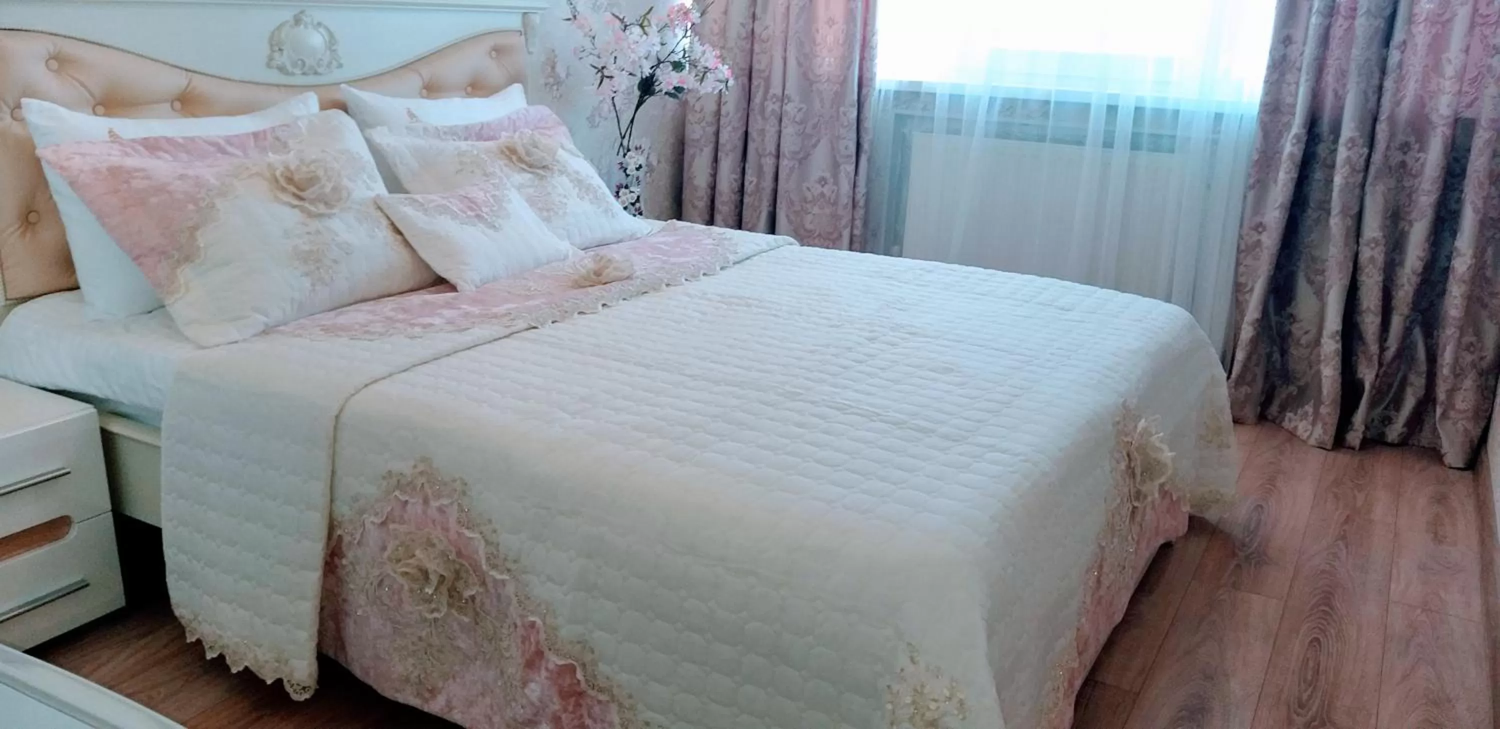 Photo of the whole room, Bed in Shalanda