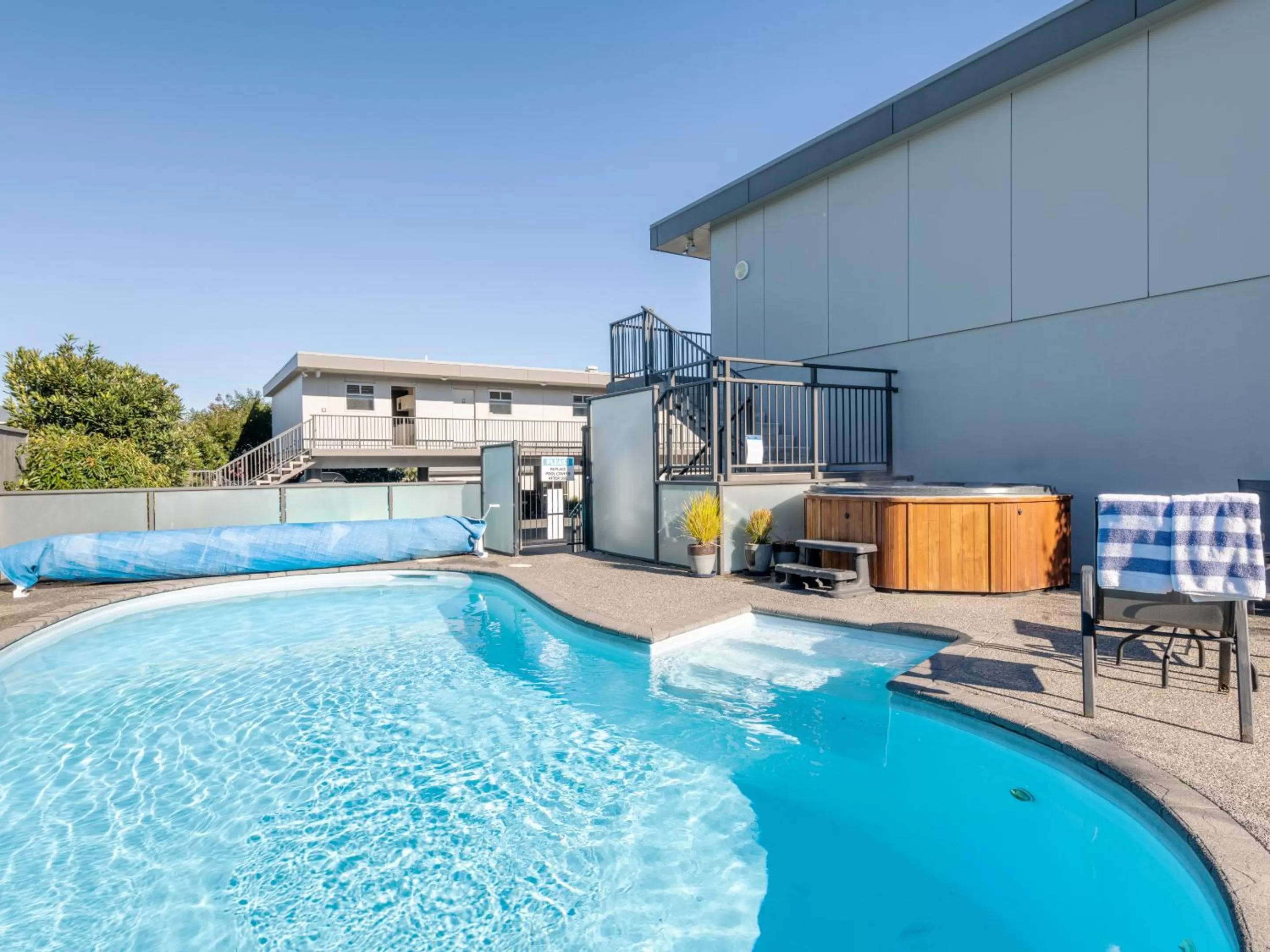 Swimming pool in Lake Taupo Motor Inn