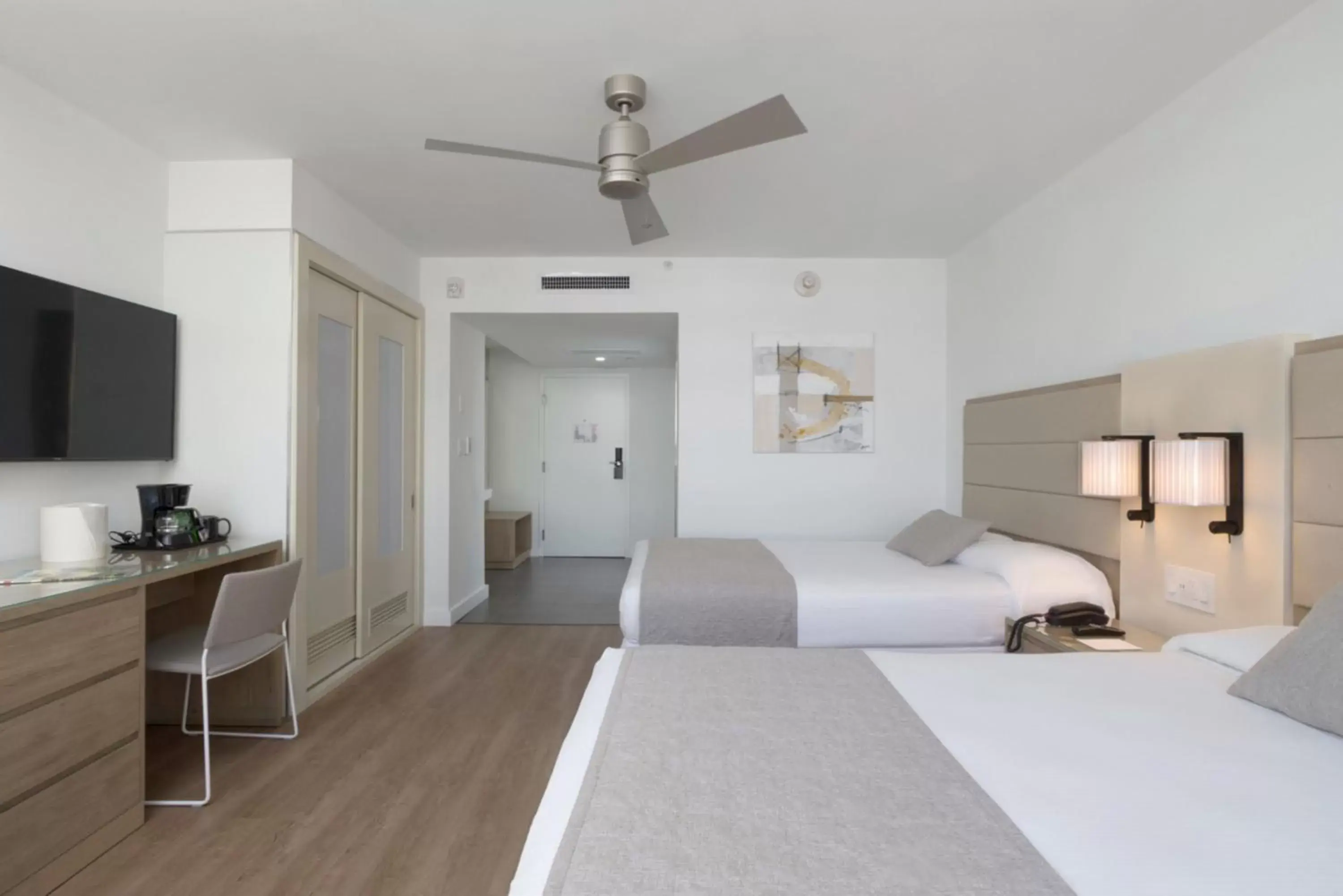 Deluxe City View Double Beds in Riu Plaza Miami Beach Deluxe City View Double Beds in Riu Plaza Miami Beach