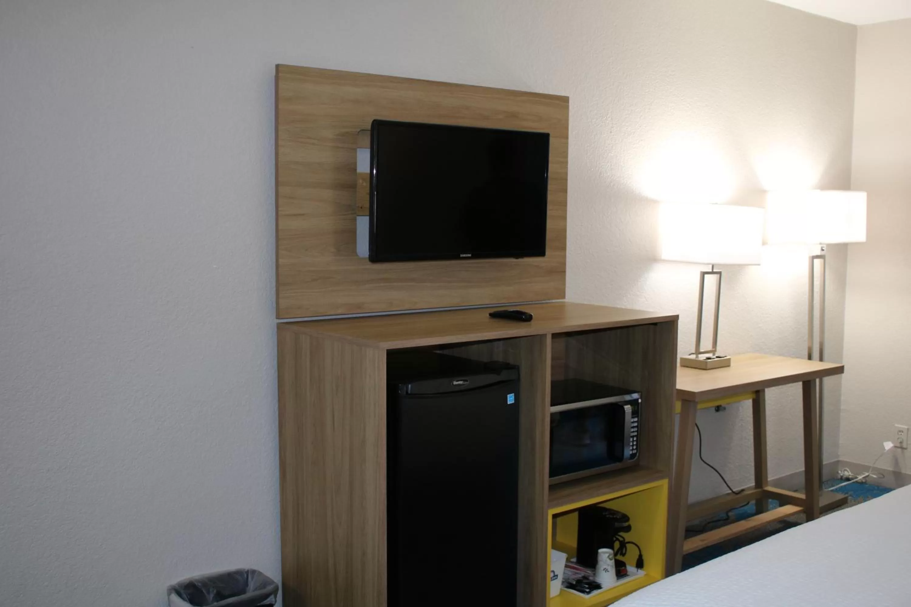 TV and multimedia in Days Inn by Wyndham Waco University Area