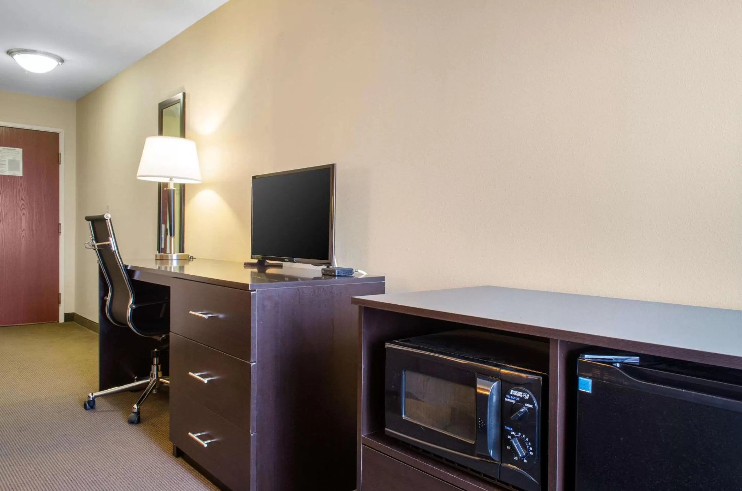 Photo of the whole room, TV/Entertainment Center in Sleep Inn & Suites East Chase