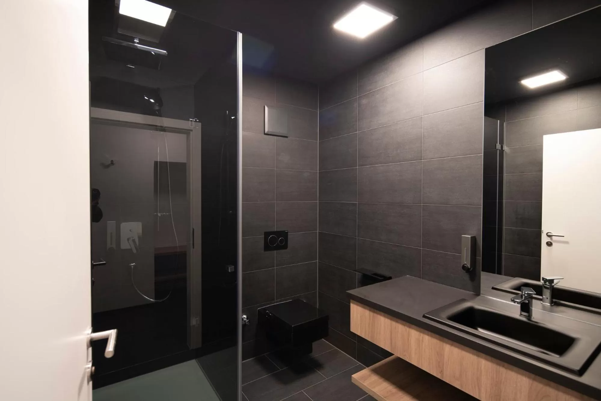 Shower in Blackhome Innsbruck Boutique I contactless check-in